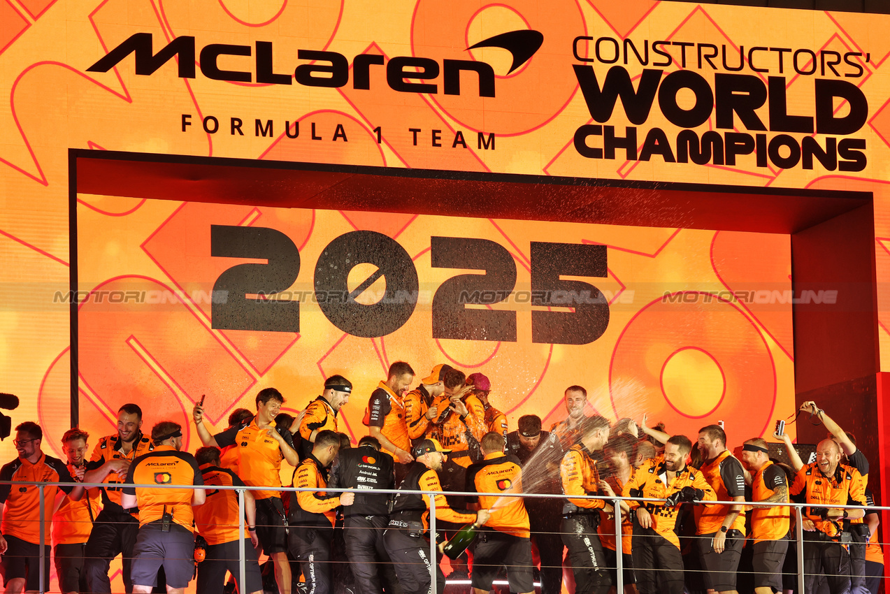 GP SINGAPORE, McLaren celebrates winning the Constructors' Championship on the podium.

05.10.2025. Formula 1 World Championship, Rd 18, Singapore Grand Prix, Marina Bay Street Circuit, Singapore, Gara Day.

- www.xpbimages.com, EMail: requests@xpbimages.com © Copyright: Bearne / XPB Images