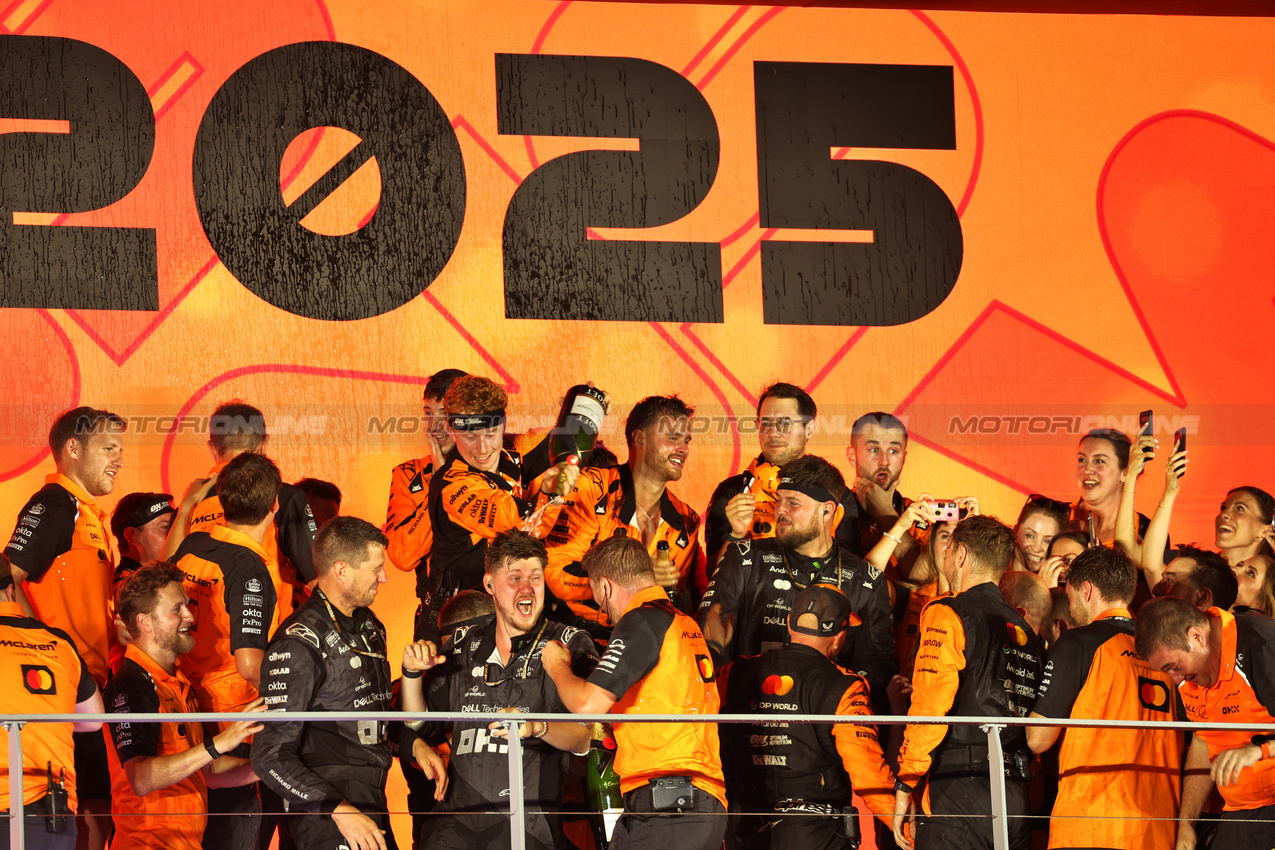GP SINGAPORE, McLaren celebrates winning the Constructors' Championship on the podium.

05.10.2025. Formula 1 World Championship, Rd 18, Singapore Grand Prix, Marina Bay Street Circuit, Singapore, Gara Day.

- www.xpbimages.com, EMail: requests@xpbimages.com © Copyright: Bearne / XPB Images