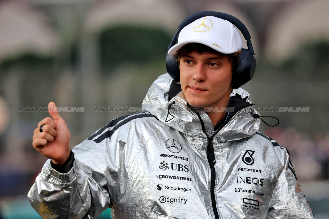 GP SINGAPORE, Andrea Kimi Antonelli (ITA) Mercedes AMG F1 on the drivers' parade.

05.10.2025. Formula 1 World Championship, Rd 18, Singapore Grand Prix, Marina Bay Street Circuit, Singapore, Gara Day.

- www.xpbimages.com, EMail: requests@xpbimages.com © Copyright: Charniaux / XPB Images