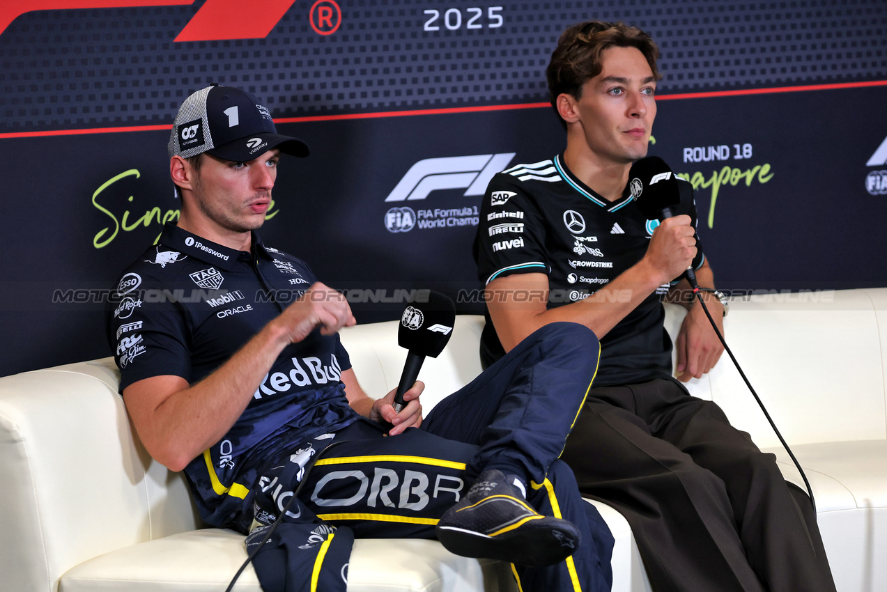 GP SINGAPORE, (L to R): Max Verstappen (NLD) Red Bull Racing e George Russell (GBR) Mercedes AMG F1 in the post race FIA Press Conference.

05.10.2025. Formula 1 World Championship, Rd 18, Singapore Grand Prix, Marina Bay Street Circuit, Singapore, Gara Day.

- www.xpbimages.com, EMail: requests@xpbimages.com © Copyright: Batchelor / XPB Images