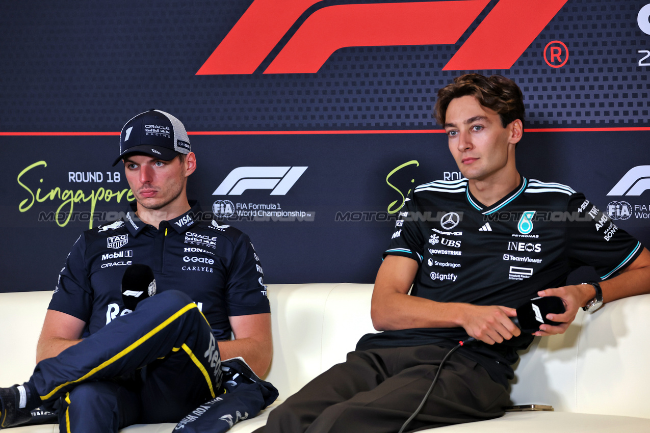 GP SINGAPORE, (L to R): Max Verstappen (NLD) Red Bull Racing e George Russell (GBR) Mercedes AMG F1 in the post race FIA Press Conference.

05.10.2025. Formula 1 World Championship, Rd 18, Singapore Grand Prix, Marina Bay Street Circuit, Singapore, Gara Day.

- www.xpbimages.com, EMail: requests@xpbimages.com © Copyright: Batchelor / XPB Images