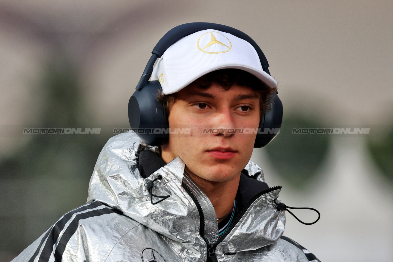 GP SINGAPORE, Andrea Kimi Antonelli (ITA) Mercedes AMG F1 on the drivers' parade.

05.10.2025. Formula 1 World Championship, Rd 18, Singapore Grand Prix, Marina Bay Street Circuit, Singapore, Gara Day.

- www.xpbimages.com, EMail: requests@xpbimages.com © Copyright: Charniaux / XPB Images