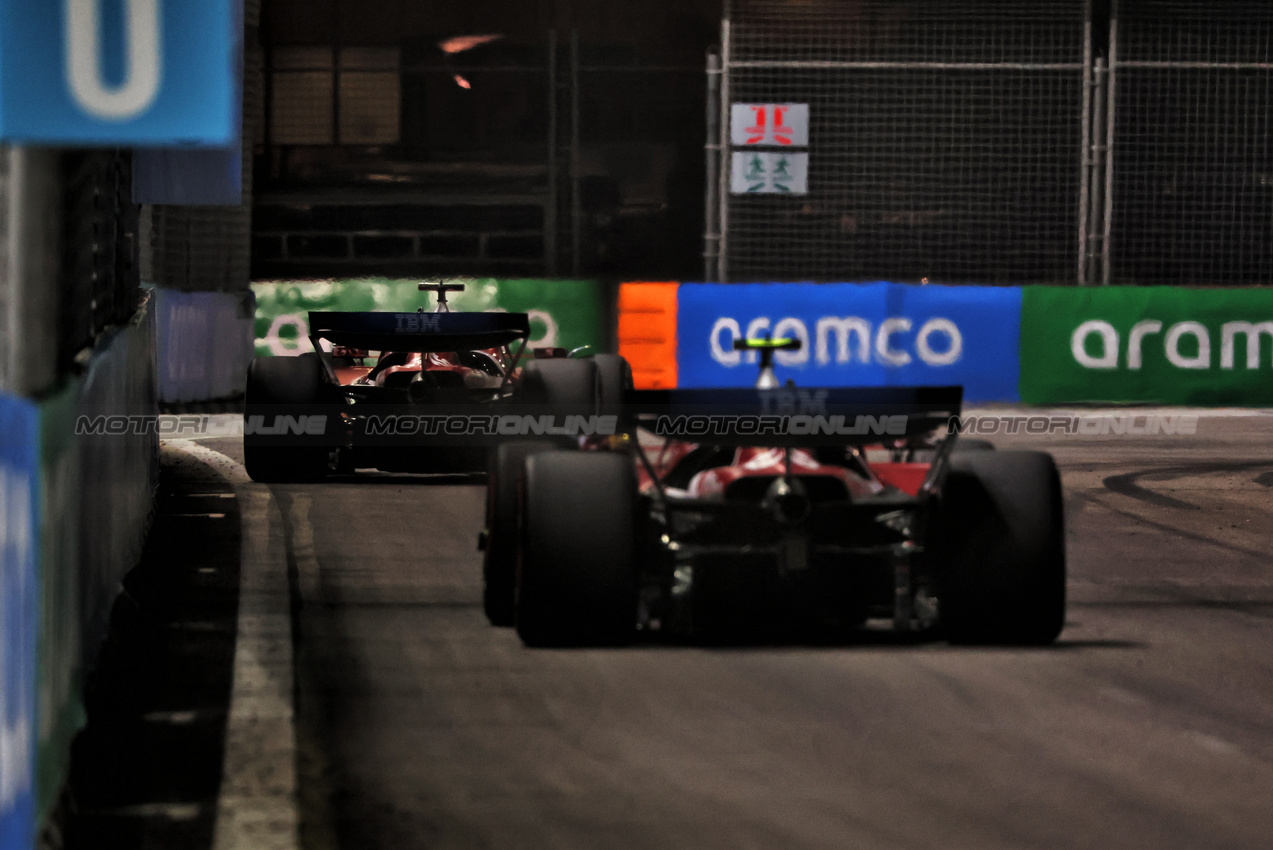 GP SINGAPORE, Charles Leclerc (MON) Ferrari SF-25 e Lewis Hamilton (GBR) Ferrari SF-25.

05.10.2025. Formula 1 World Championship, Rd 18, Singapore Grand Prix, Marina Bay Street Circuit, Singapore, Gara Day.

 - www.xpbimages.com, EMail: requests@xpbimages.com © Copyright: Rew / XPB Images