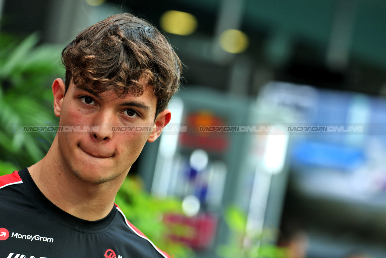 GP SINGAPORE, Oliver Bearman (GBR) Haas F1 Team.

05.10.2025. Formula 1 World Championship, Rd 18, Singapore Grand Prix, Marina Bay Street Circuit, Singapore, Gara Day.

- www.xpbimages.com, EMail: requests@xpbimages.com © Copyright: Moy / XPB Images