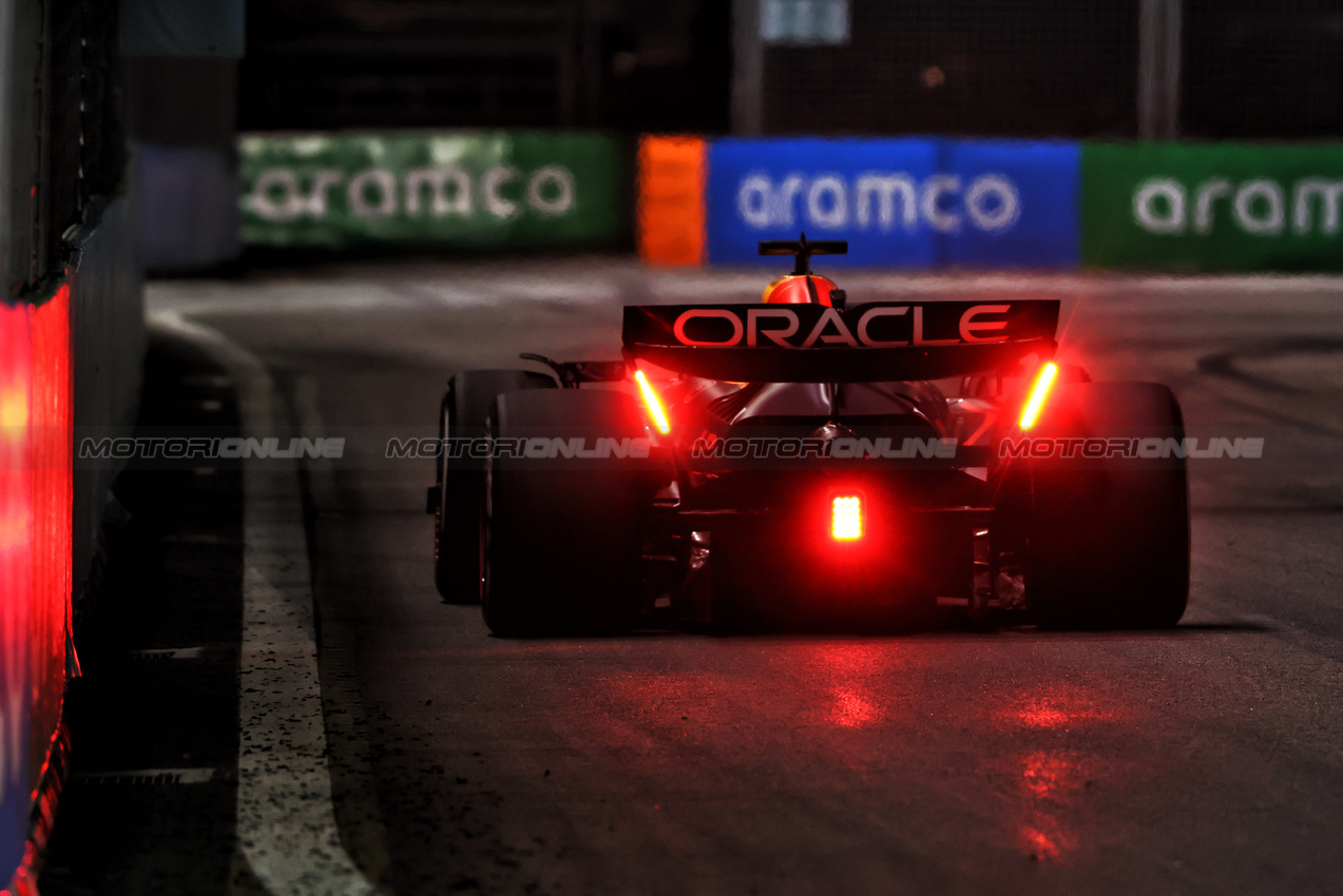 GP SINGAPORE, Max Verstappen (NLD) Red Bull Racing RB21.

05.10.2025. Formula 1 World Championship, Rd 18, Singapore Grand Prix, Marina Bay Street Circuit, Singapore, Gara Day.

 - www.xpbimages.com, EMail: requests@xpbimages.com © Copyright: Rew / XPB Images