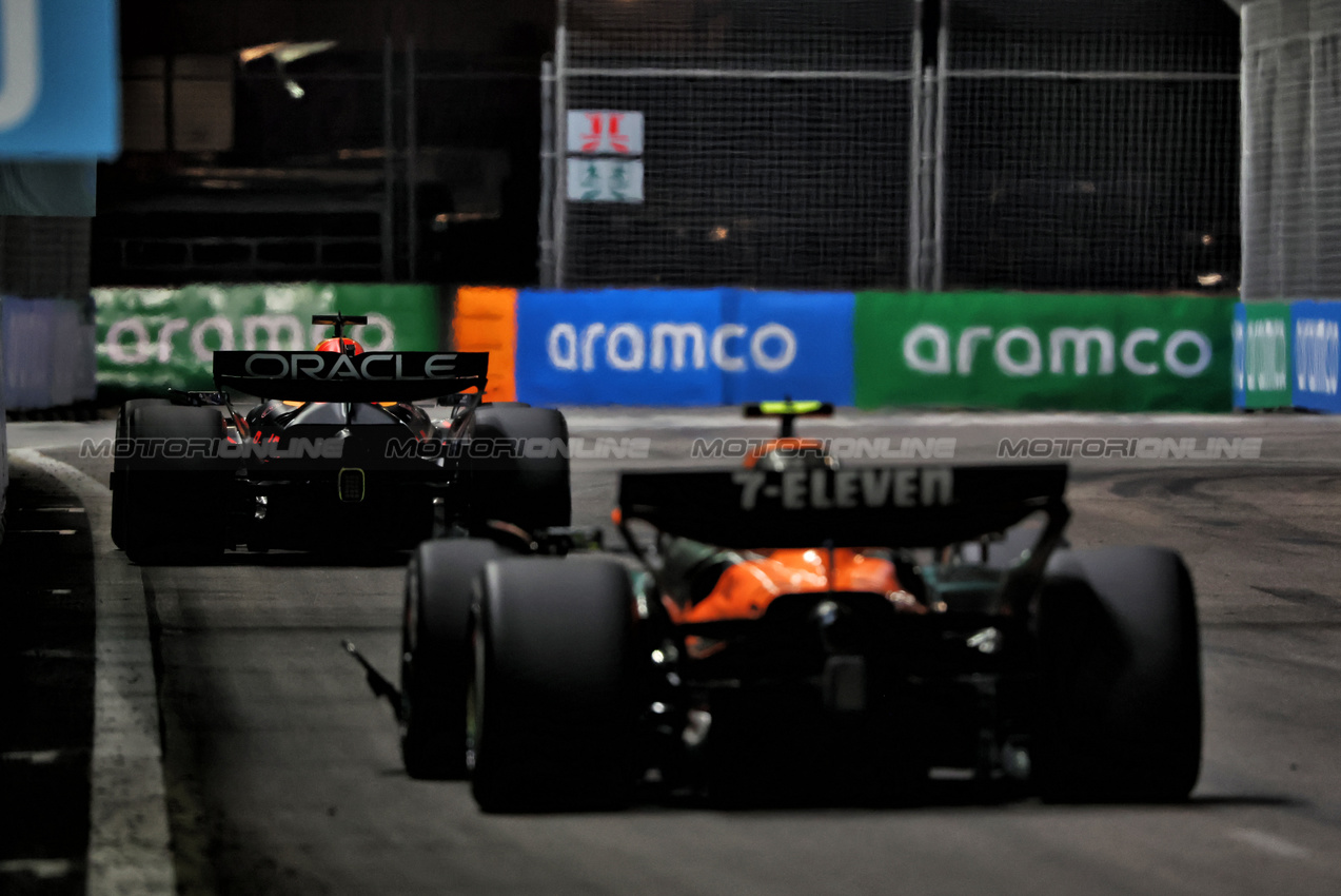 GP SINGAPORE, Max Verstappen (NLD) Red Bull Racing RB21 e Lando Norris (GBR) McLaren MCL39.

05.10.2025. Formula 1 World Championship, Rd 18, Singapore Grand Prix, Marina Bay Street Circuit, Singapore, Gara Day.

 - www.xpbimages.com, EMail: requests@xpbimages.com © Copyright: Rew / XPB Images