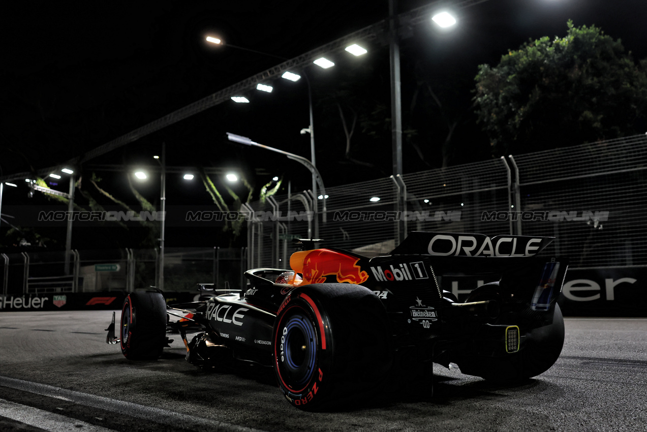 GP SINGAPORE, Max Verstappen (NLD) Red Bull Racing RB21.

05.10.2025. Formula 1 World Championship, Rd 18, Singapore Grand Prix, Marina Bay Street Circuit, Singapore, Gara Day.

 - www.xpbimages.com, EMail: requests@xpbimages.com © Copyright: Rew / XPB Images