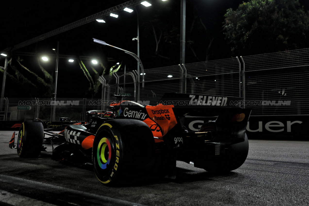 GP SINGAPORE, Oscar Piastri (AUS) McLaren MCL39.

05.10.2025. Formula 1 World Championship, Rd 18, Singapore Grand Prix, Marina Bay Street Circuit, Singapore, Gara Day.

 - www.xpbimages.com, EMail: requests@xpbimages.com © Copyright: Rew / XPB Images