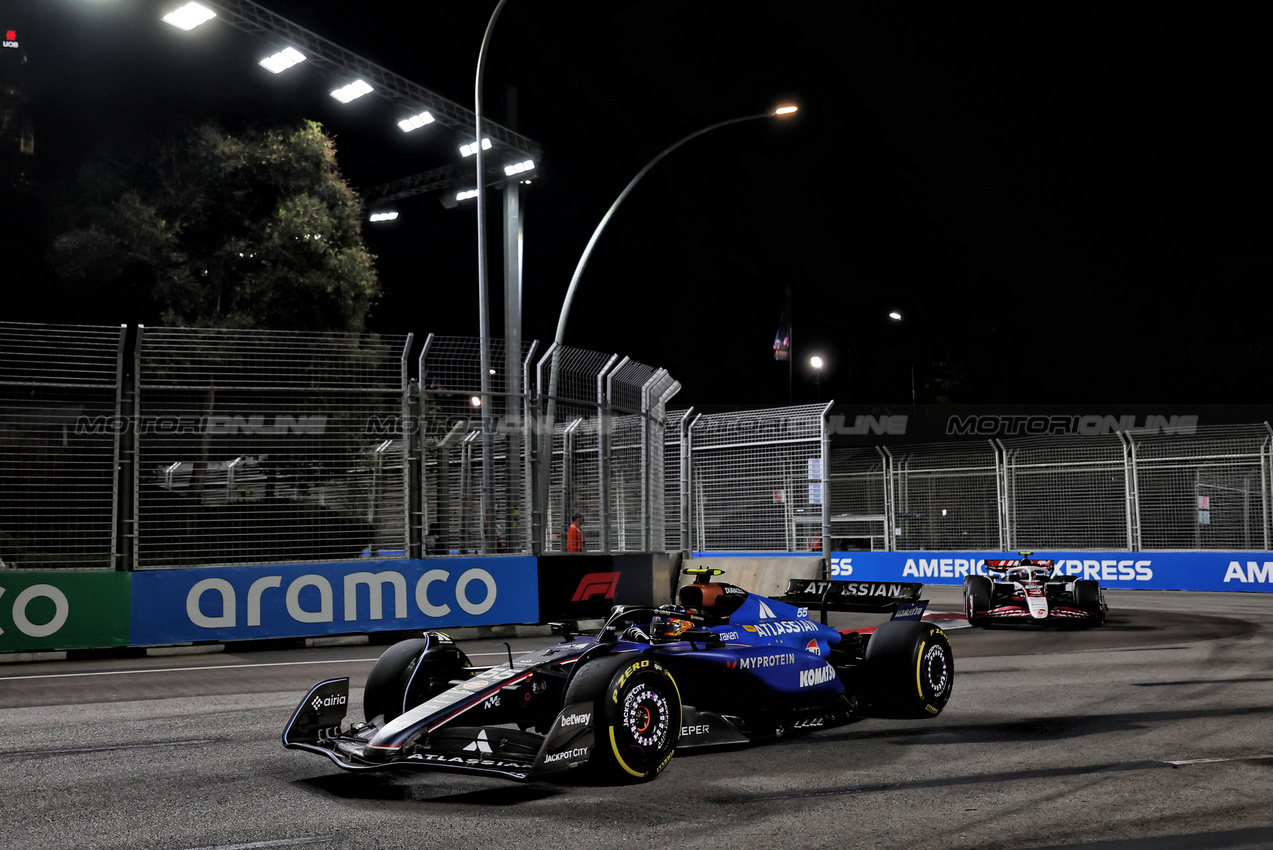 GP SINGAPORE, Carlos Sainz (ESP) Atlassian Williams Racing FW47.

05.10.2025. Formula 1 World Championship, Rd 18, Singapore Grand Prix, Marina Bay Street Circuit, Singapore, Gara Day.

 - www.xpbimages.com, EMail: requests@xpbimages.com © Copyright: Rew / XPB Images