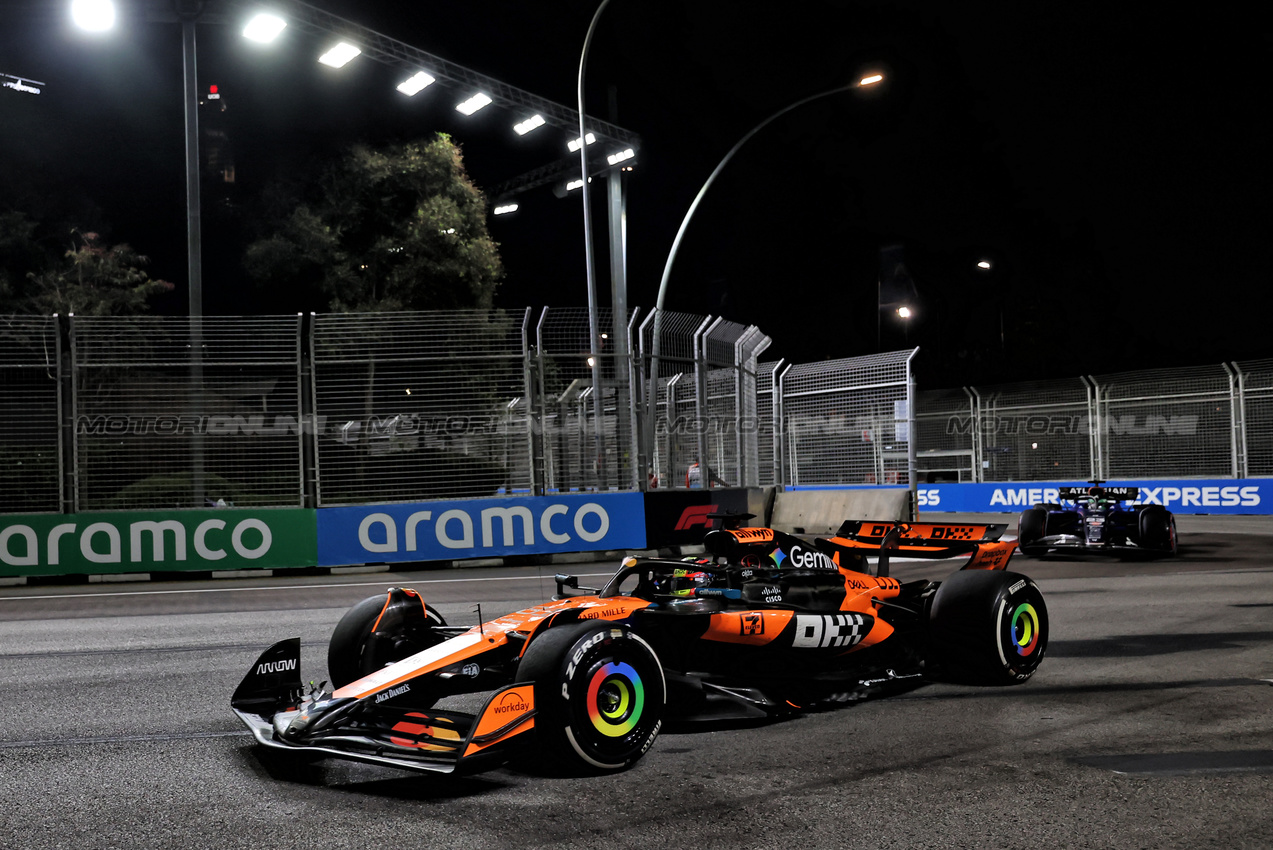 GP SINGAPORE, Oscar Piastri (AUS) McLaren MCL39.

05.10.2025. Formula 1 World Championship, Rd 18, Singapore Grand Prix, Marina Bay Street Circuit, Singapore, Gara Day.

 - www.xpbimages.com, EMail: requests@xpbimages.com © Copyright: Rew / XPB Images
