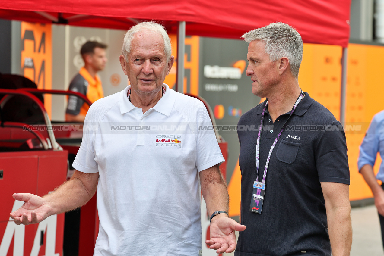 GP SINGAPORE, (L to R): Dr Helmut Marko (AUT) Red Bull Motorsport Consultant with Ralf Schumacher (GER).

05.10.2025. Formula 1 World Championship, Rd 18, Singapore Grand Prix, Marina Bay Street Circuit, Singapore, Gara Day.

- www.xpbimages.com, EMail: requests@xpbimages.com © Copyright: Moy / XPB Images