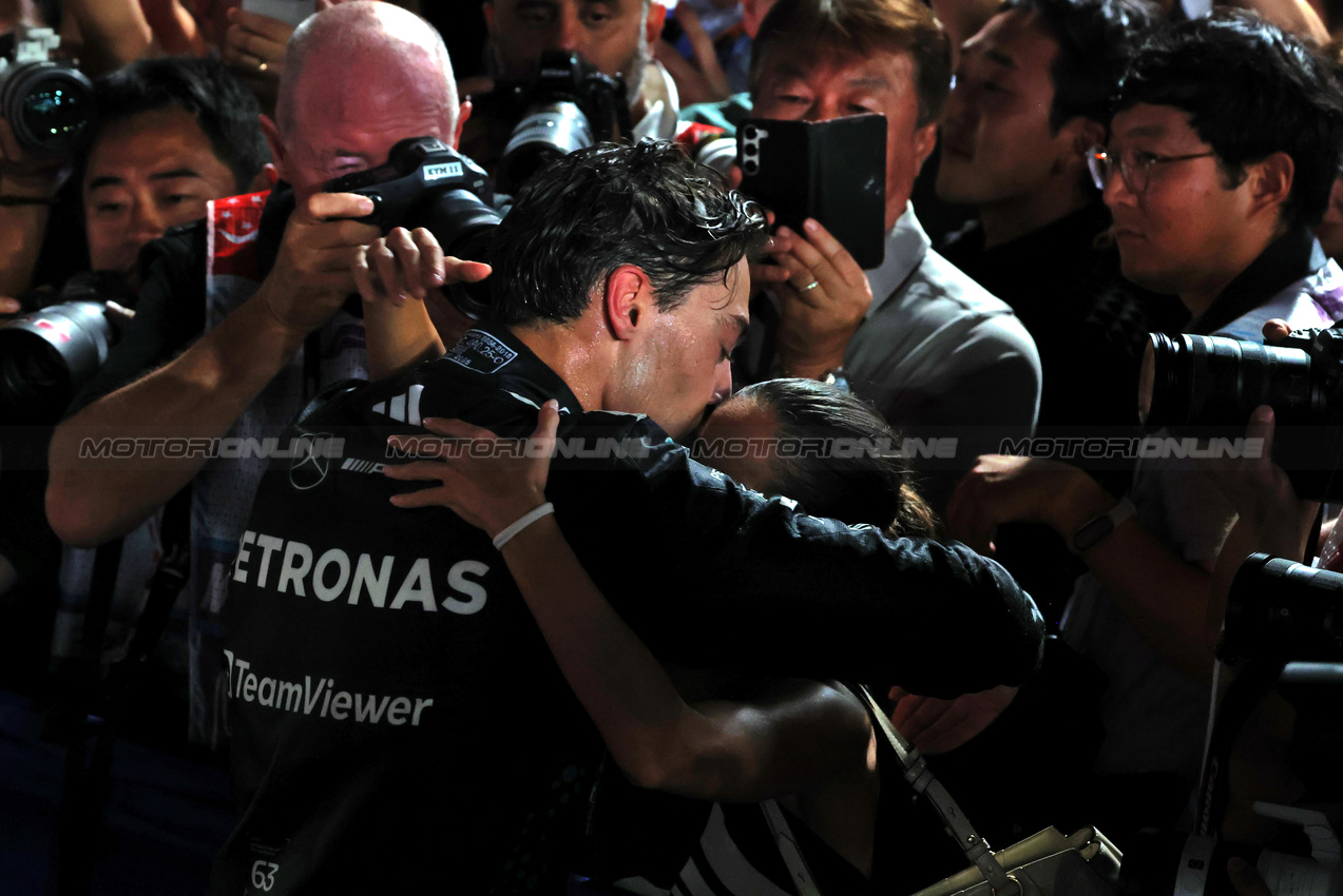 GP SINGAPORE, Gara winner George Russell (GBR) Mercedes AMG F1 celebrates in parc ferme with Domenica Carmen Montero Mundt.

05.10.2025. Formula 1 World Championship, Rd 18, Singapore Grand Prix, Marina Bay Street Circuit, Singapore, Gara Day.

 - www.xpbimages.com, EMail: requests@xpbimages.com © Copyright: Rew / XPB Images