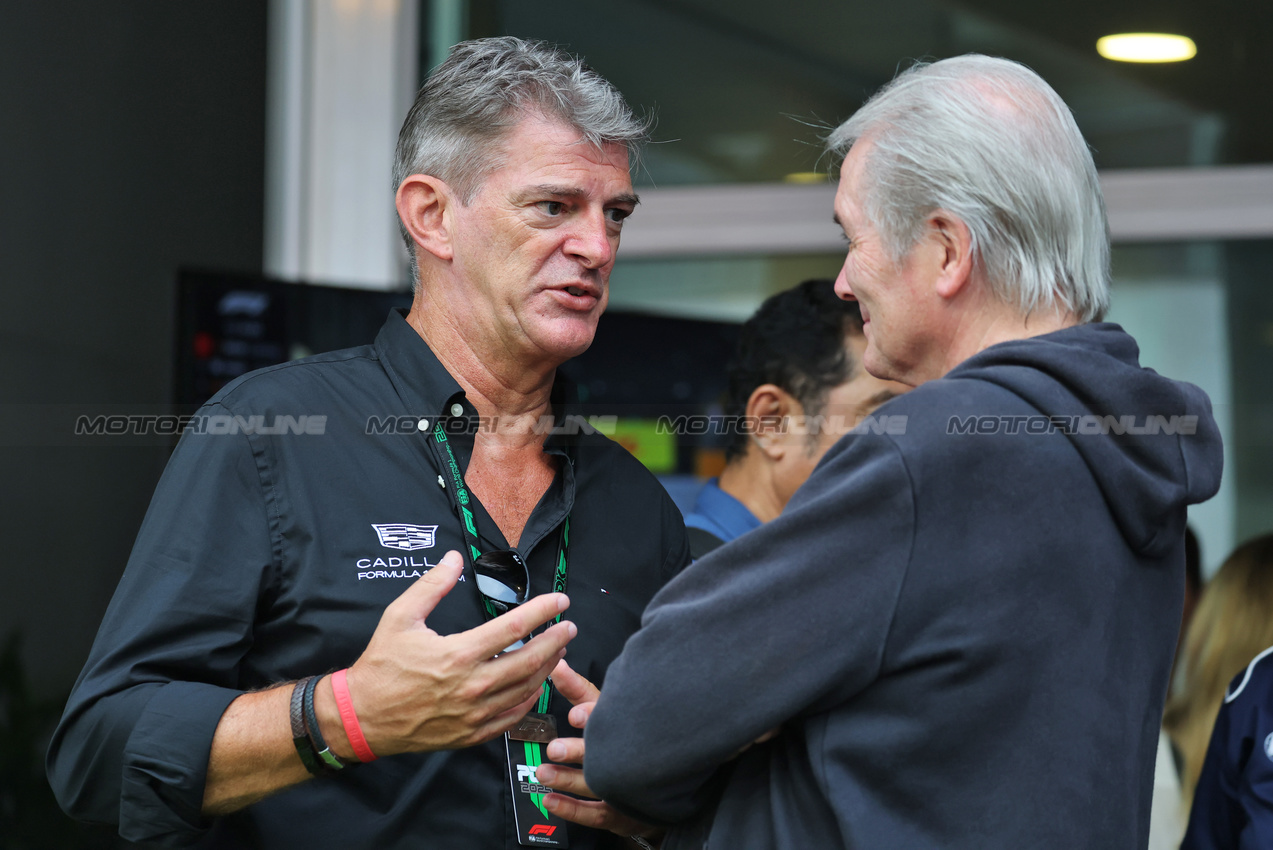 GP SINGAPORE, (L to R): Graeme Lowdon (GBR) Cadillac Formula 1 Team, Team Principal with David Tremayne (GBR) Journalist.

05.10.2025. Formula 1 World Championship, Rd 18, Singapore Grand Prix, Marina Bay Street Circuit, Singapore, Gara Day.

- www.xpbimages.com, EMail: requests@xpbimages.com © Copyright: Moy / XPB Images