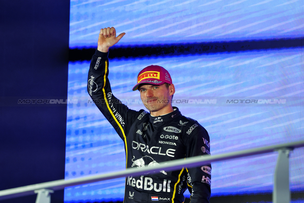 GP SINGAPORE, Max Verstappen (NLD) Red Bull Racing celebrates his second position on the podium.

05.10.2025. Formula 1 World Championship, Rd 18, Singapore Grand Prix, Marina Bay Street Circuit, Singapore, Gara Day.

 - www.xpbimages.com, EMail: requests@xpbimages.com © Copyright: Rew / XPB Images