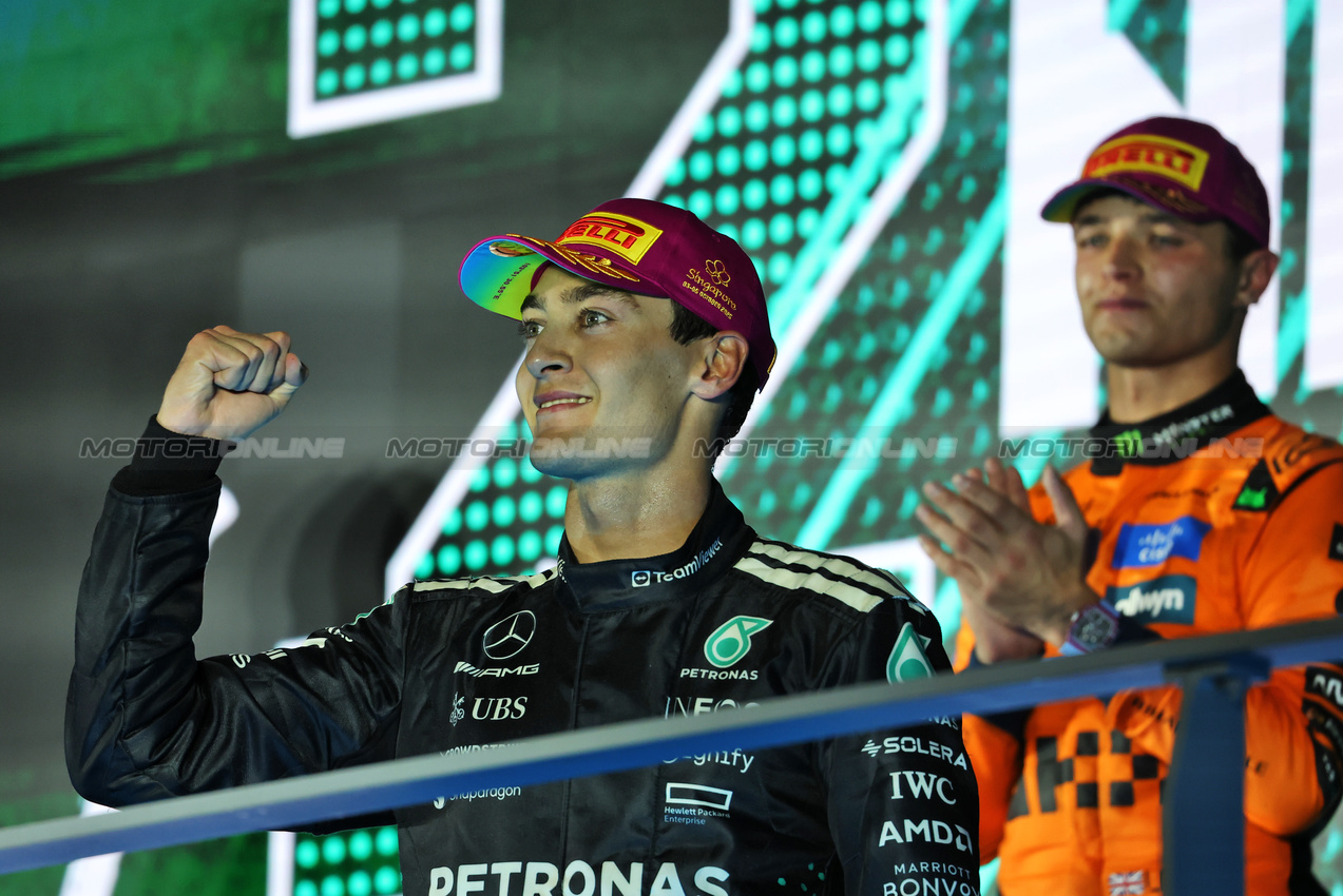 GP SINGAPORE, Gara winner George Russell (GBR) Mercedes AMG F1 celebrates on the podium.

05.10.2025. Formula 1 World Championship, Rd 18, Singapore Grand Prix, Marina Bay Street Circuit, Singapore, Gara Day.

 - www.xpbimages.com, EMail: requests@xpbimages.com © Copyright: Rew / XPB Images