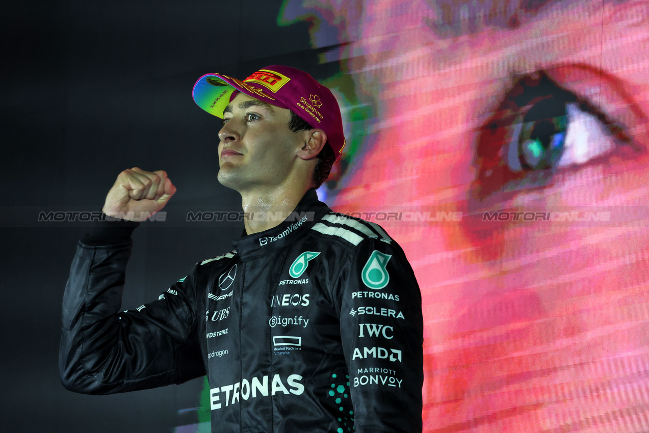 GP SINGAPORE, Gara winner George Russell (GBR) Mercedes AMG F1 celebrates on the podium.

05.10.2025. Formula 1 World Championship, Rd 18, Singapore Grand Prix, Marina Bay Street Circuit, Singapore, Gara Day.

 - www.xpbimages.com, EMail: requests@xpbimages.com © Copyright: Rew / XPB Images