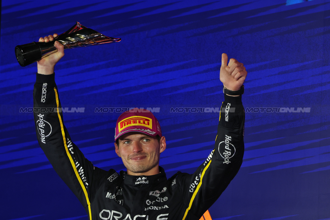 GP SINGAPORE, Max Verstappen (NLD) Red Bull Racing celebrates his second position on the podium.

05.10.2025. Formula 1 World Championship, Rd 18, Singapore Grand Prix, Marina Bay Street Circuit, Singapore, Gara Day.

 - www.xpbimages.com, EMail: requests@xpbimages.com © Copyright: Rew / XPB Images