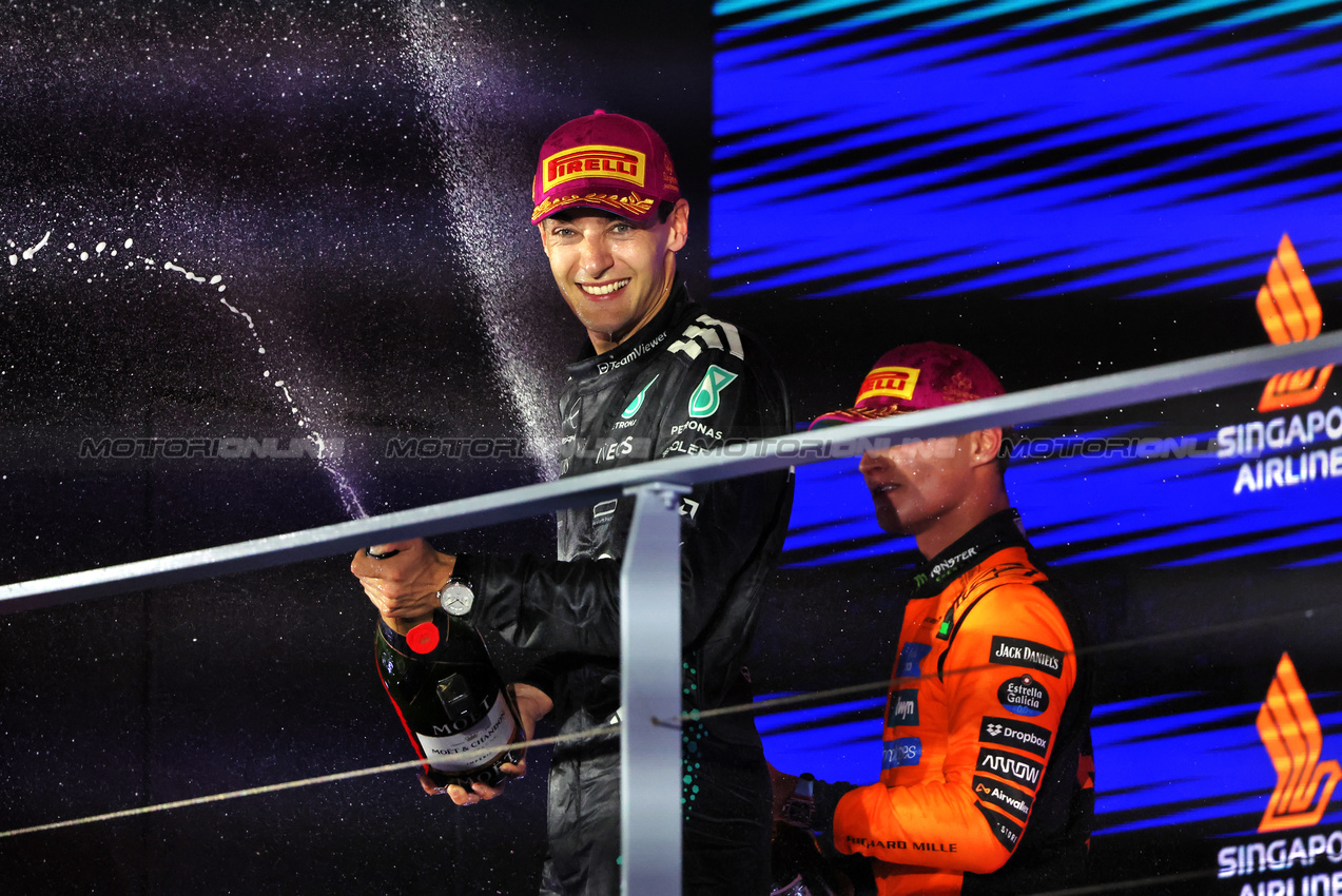 GP SINGAPORE, Gara winner George Russell (GBR) Mercedes AMG F1 celebrates on the podium.

05.10.2025. Formula 1 World Championship, Rd 18, Singapore Grand Prix, Marina Bay Street Circuit, Singapore, Gara Day.

 - www.xpbimages.com, EMail: requests@xpbimages.com © Copyright: Rew / XPB Images