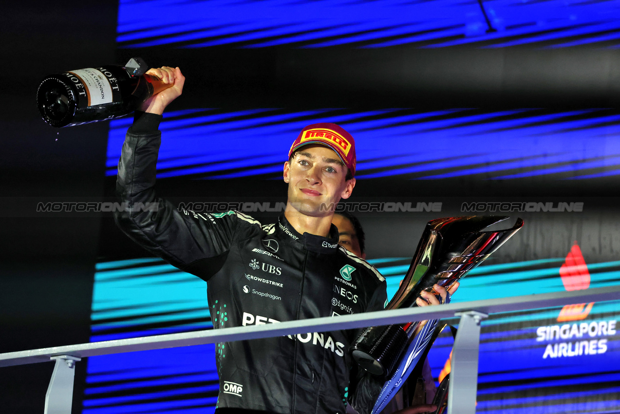 GP SINGAPORE, Gara winner George Russell (GBR) Mercedes AMG F1 celebrates on the podium.

05.10.2025. Formula 1 World Championship, Rd 18, Singapore Grand Prix, Marina Bay Street Circuit, Singapore, Gara Day.

 - www.xpbimages.com, EMail: requests@xpbimages.com © Copyright: Rew / XPB Images