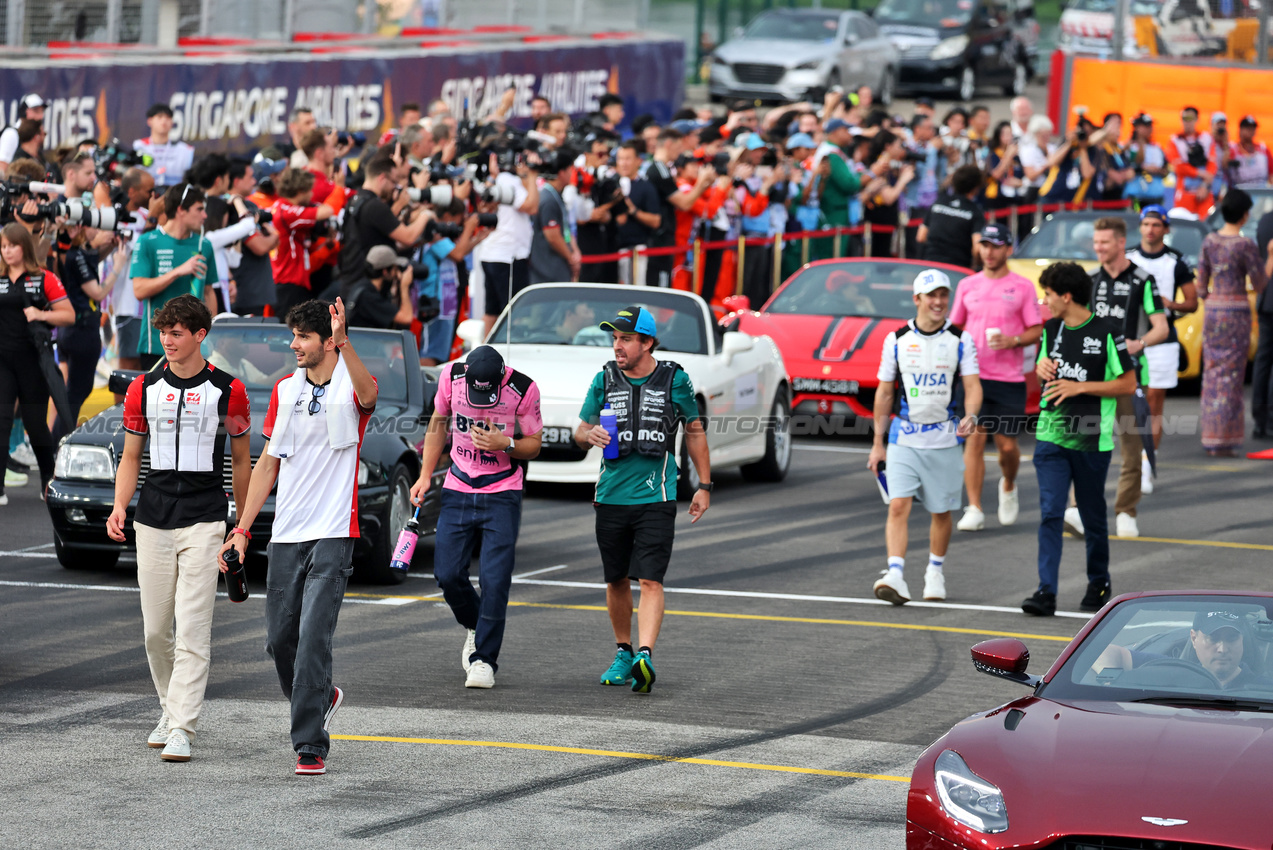 GP SINGAPORE, (L to R): Oliver Bearman (GBR) Haas F1 Team e Esteban Ocon (FRA) Haas F1 Team on the drivers' parade.

05.10.2025. Formula 1 World Championship, Rd 18, Singapore Grand Prix, Marina Bay Street Circuit, Singapore, Gara Day.

- www.xpbimages.com, EMail: requests@xpbimages.com © Copyright: Moy / XPB Images