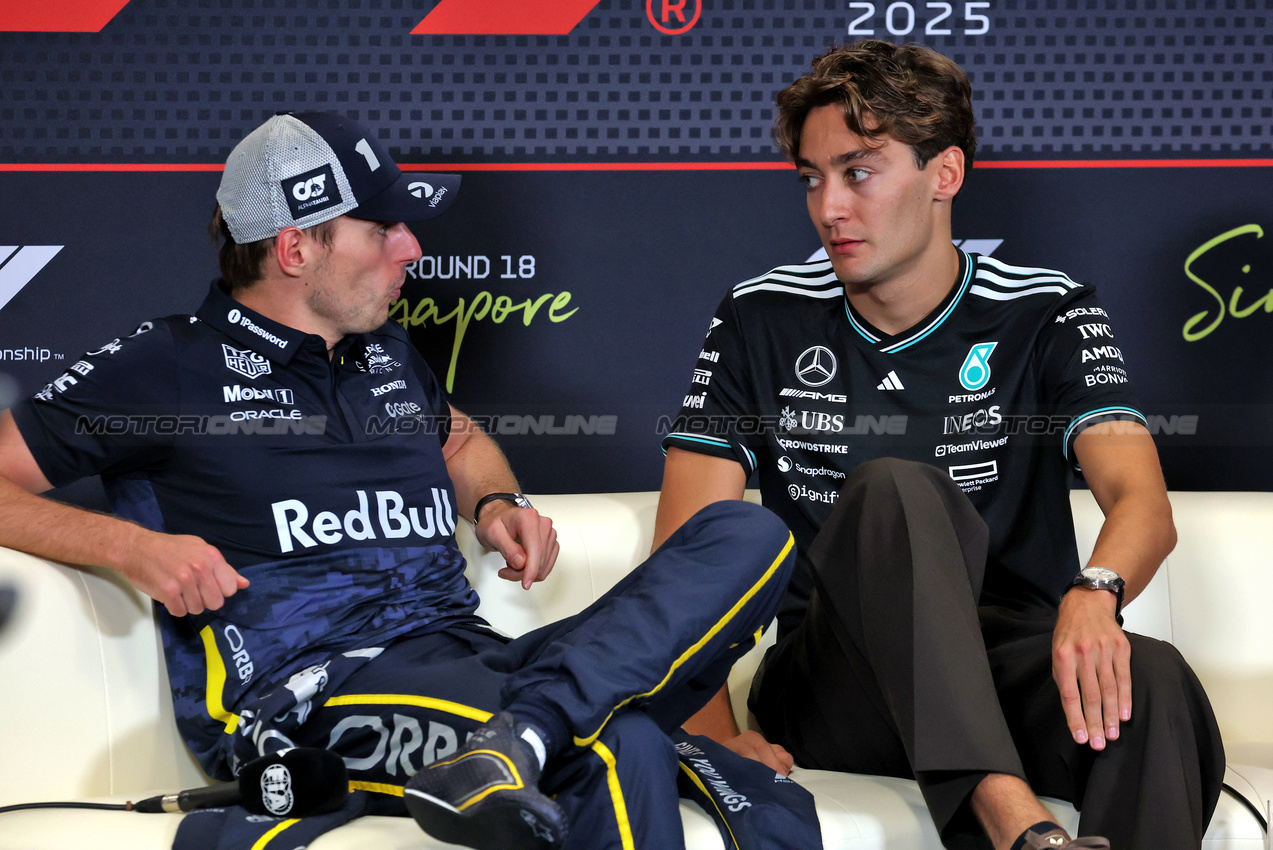 GP SINGAPORE, (L to R): Max Verstappen (NLD) Red Bull Racing e George Russell (GBR) Mercedes AMG F1 in the post race FIA Press Conference.

05.10.2025. Formula 1 World Championship, Rd 18, Singapore Grand Prix, Marina Bay Street Circuit, Singapore, Gara Day.

- www.xpbimages.com, EMail: requests@xpbimages.com © Copyright: Moy / XPB Images