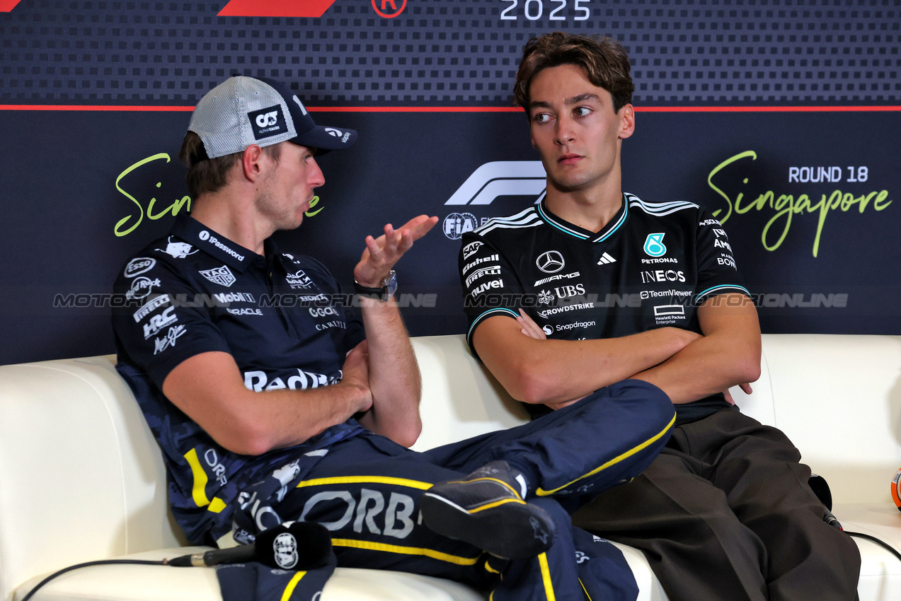GP SINGAPORE, (L to R): Max Verstappen (NLD) Red Bull Racing e George Russell (GBR) Mercedes AMG F1 in the post race FIA Press Conference.

05.10.2025. Formula 1 World Championship, Rd 18, Singapore Grand Prix, Marina Bay Street Circuit, Singapore, Gara Day.

- www.xpbimages.com, EMail: requests@xpbimages.com © Copyright: Moy / XPB Images