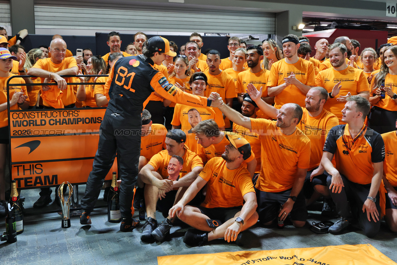 GP SINGAPORE, Oscar Piastri (AUS) McLaren celebrates winning the Constructors' Championship with the team.

05.10.2025. Formula 1 World Championship, Rd 18, Singapore Grand Prix, Marina Bay Street Circuit, Singapore, Gara Day.

- www.xpbimages.com, EMail: requests@xpbimages.com © Copyright: Moy / XPB Images