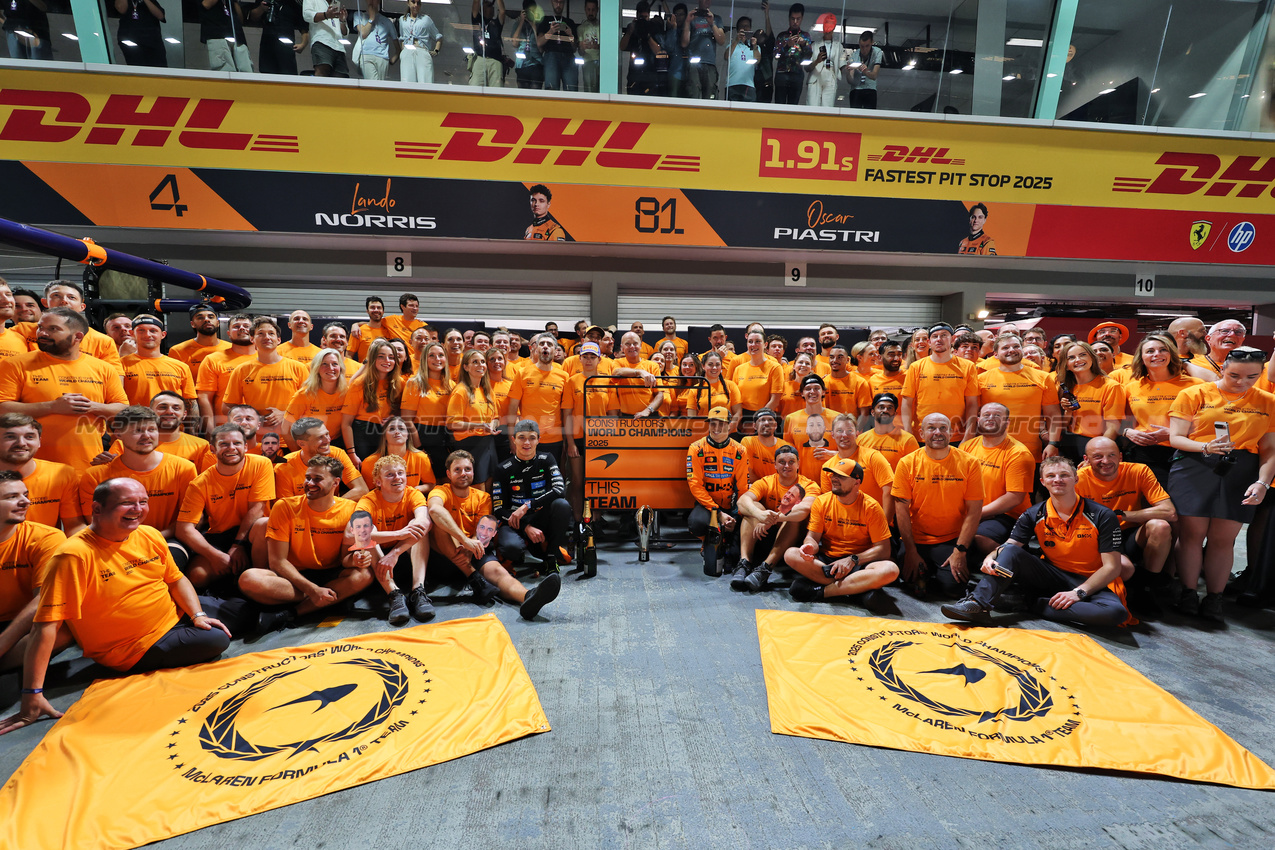 GP SINGAPORE, (L to R): Lando Norris (GBR) McLaren e Oscar Piastri (AUS) McLaren celebrate winning the Constructors' Championship with the team.

05.10.2025. Formula 1 World Championship, Rd 18, Singapore Grand Prix, Marina Bay Street Circuit, Singapore, Gara Day.

- www.xpbimages.com, EMail: requests@xpbimages.com © Copyright: Moy / XPB Images