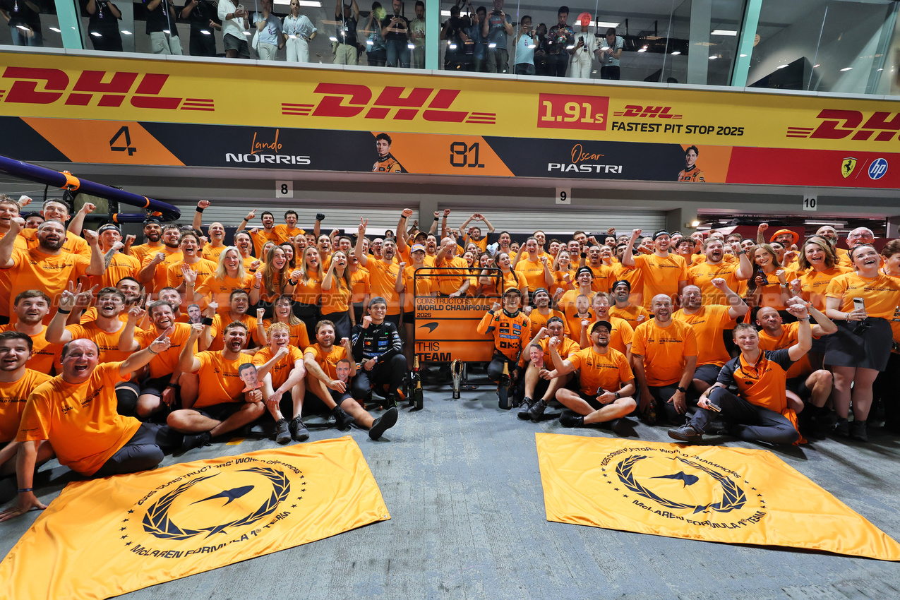 GP SINGAPORE, (L to R): Lando Norris (GBR) McLaren e Oscar Piastri (AUS) McLaren celebrate winning the Constructors' Championship with the team.

05.10.2025. Formula 1 World Championship, Rd 18, Singapore Grand Prix, Marina Bay Street Circuit, Singapore, Gara Day.

- www.xpbimages.com, EMail: requests@xpbimages.com © Copyright: Moy / XPB Images