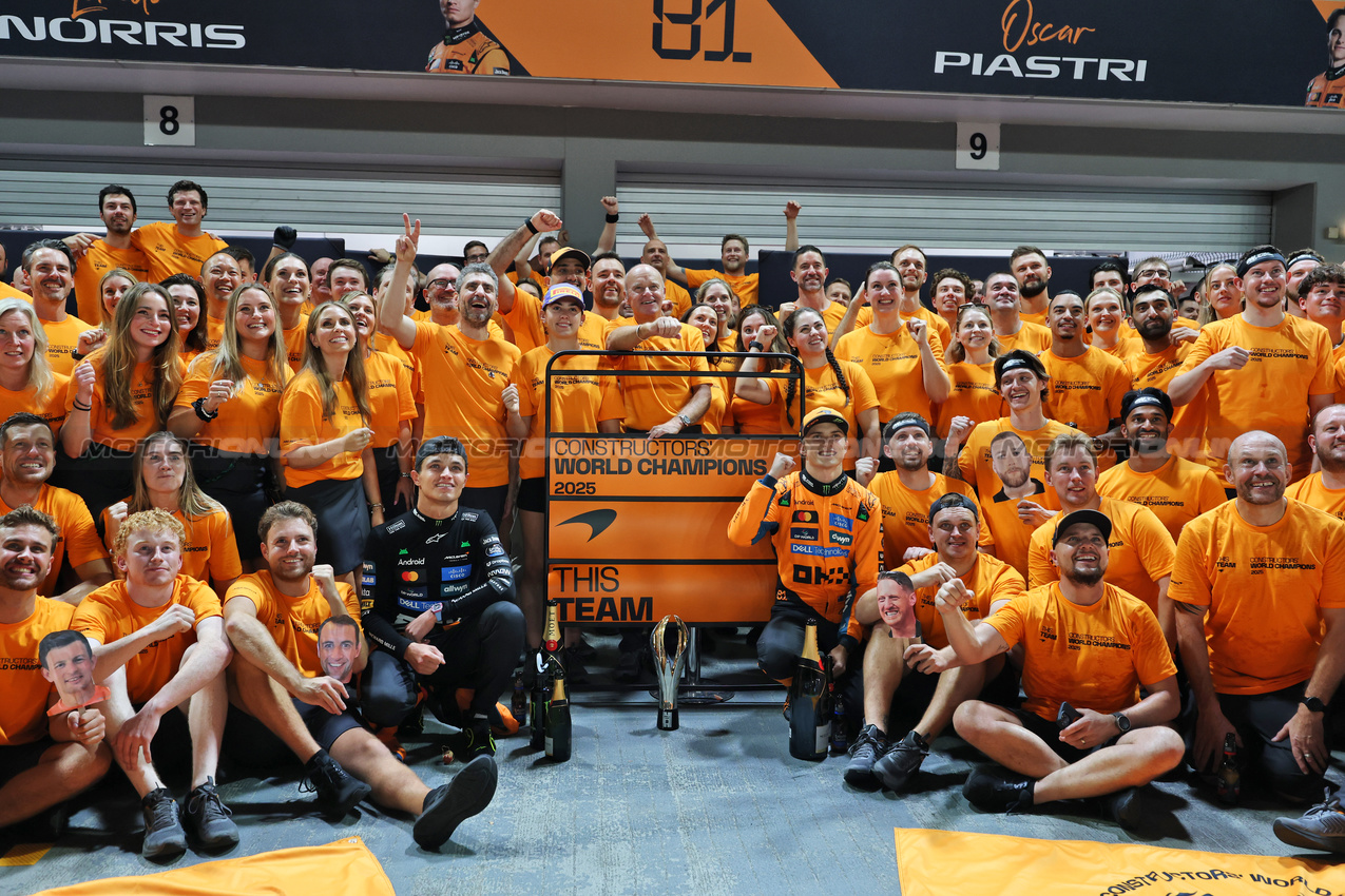 GP SINGAPORE, (L to R): Lando Norris (GBR) McLaren e Oscar Piastri (AUS) McLaren celebrate winning the Constructors' Championship with the team.

05.10.2025. Formula 1 World Championship, Rd 18, Singapore Grand Prix, Marina Bay Street Circuit, Singapore, Gara Day.

- www.xpbimages.com, EMail: requests@xpbimages.com © Copyright: Moy / XPB Images