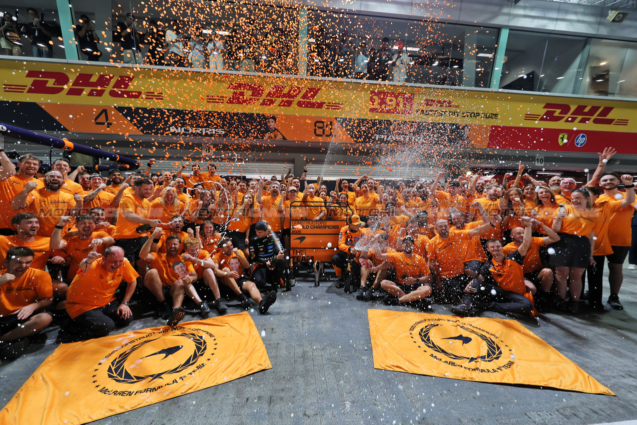 GP SINGAPORE, (L to R): Lando Norris (GBR) McLaren e Oscar Piastri (AUS) McLaren celebrate winning the Constructors' Championship with the team.

05.10.2025. Formula 1 World Championship, Rd 18, Singapore Grand Prix, Marina Bay Street Circuit, Singapore, Gara Day.

- www.xpbimages.com, EMail: requests@xpbimages.com © Copyright: Moy / XPB Images