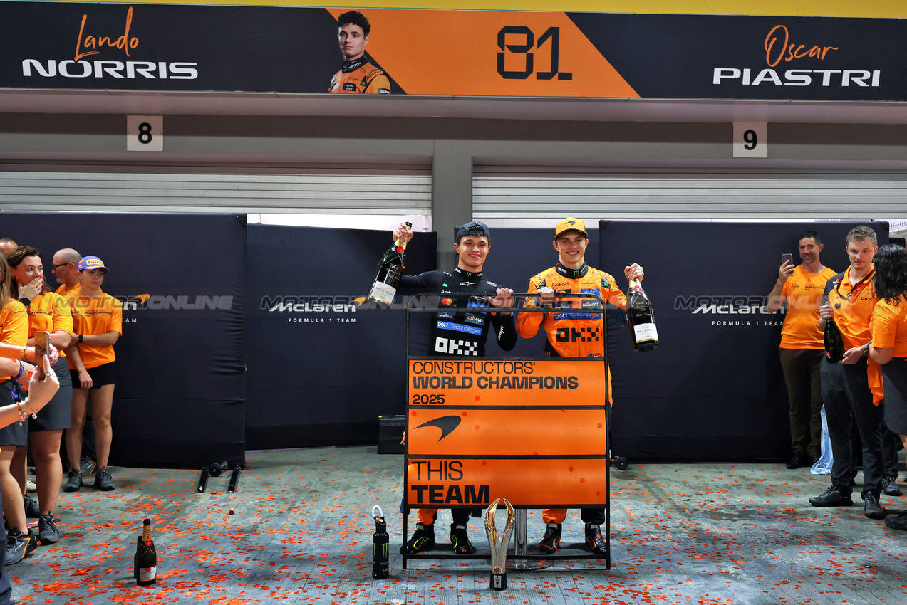 GP SINGAPORE, (L to R):Lando Norris (GBR) McLaren e Oscar Piastri (AUS) McLaren celebrate winning the Constructors' Championship with the team.

05.10.2025. Formula 1 World Championship, Rd 18, Singapore Grand Prix, Marina Bay Street Circuit, Singapore, Gara Day.

- www.xpbimages.com, EMail: requests@xpbimages.com © Copyright: Moy / XPB Images