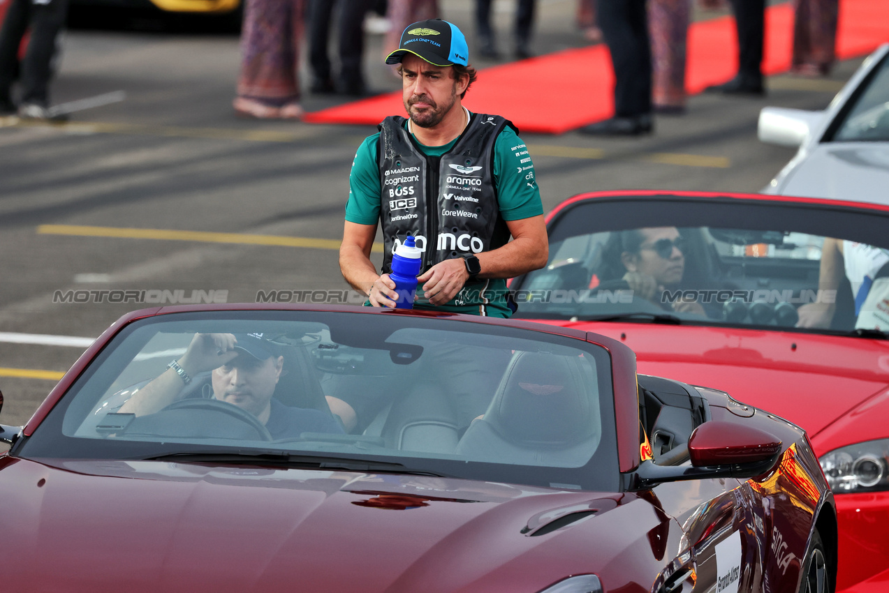 GP SINGAPORE, Fernando Alonso (ESP) Aston Martin F1 Team on the drivers' parade.

05.10.2025. Formula 1 World Championship, Rd 18, Singapore Grand Prix, Marina Bay Street Circuit, Singapore, Gara Day.

- www.xpbimages.com, EMail: requests@xpbimages.com © Copyright: Moy / XPB Images