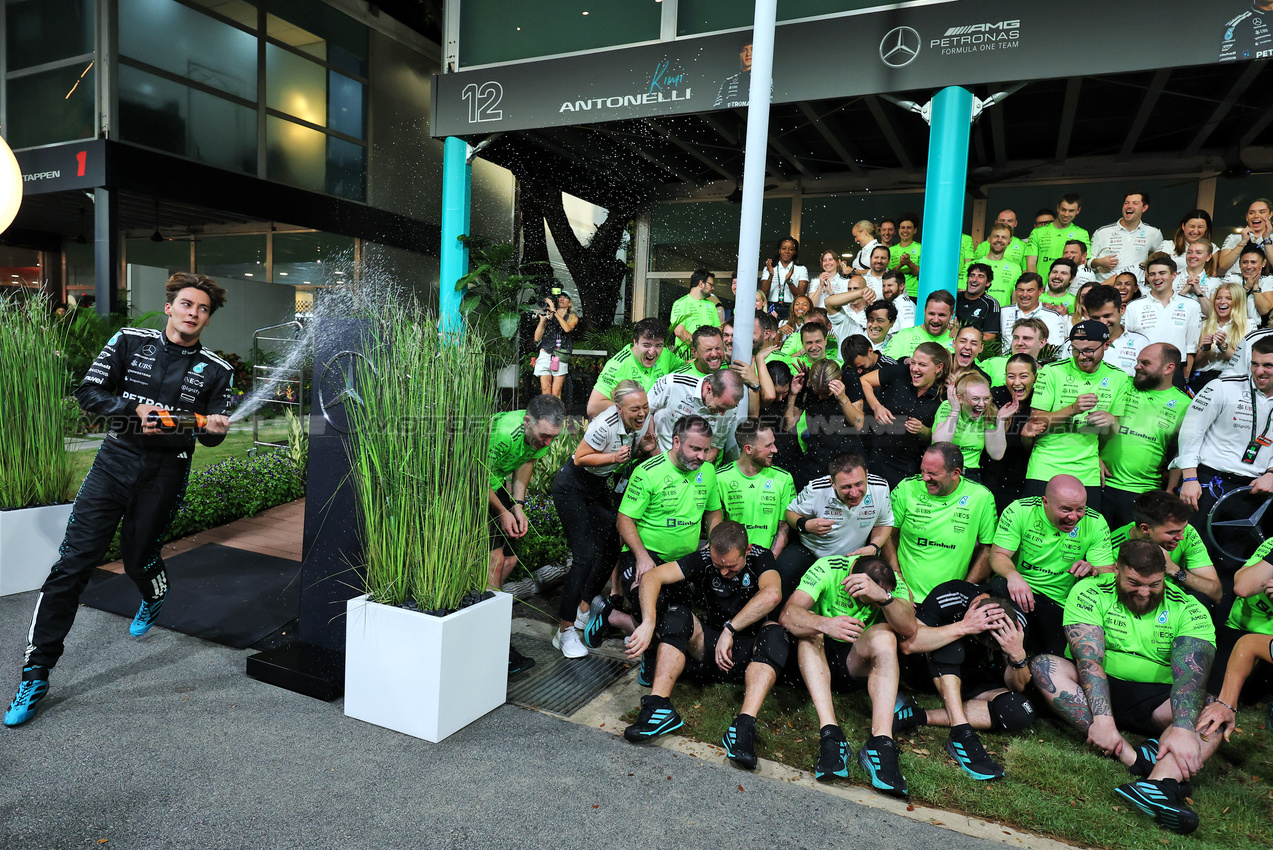 GP SINGAPORE, Gara winner George Russell (GBR) Mercedes AMG F1 celebrates with the team.

05.10.2025. Formula 1 World Championship, Rd 18, Singapore Grand Prix, Marina Bay Street Circuit, Singapore, Gara Day.

- www.xpbimages.com, EMail: requests@xpbimages.com © Copyright: Moy / XPB Images