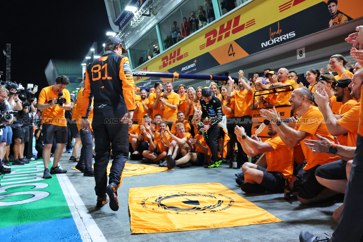GP SINGAPORE, Oscar Piastri (AUS) McLaren celebrates winning the Constructors' Championship with the team.

05.10.2025. Formula 1 World Championship, Rd 18, Singapore Grand Prix, Marina Bay Street Circuit, Singapore, Gara Day.

- www.xpbimages.com, EMail: requests@xpbimages.com © Copyright: Charniaux / XPB Images