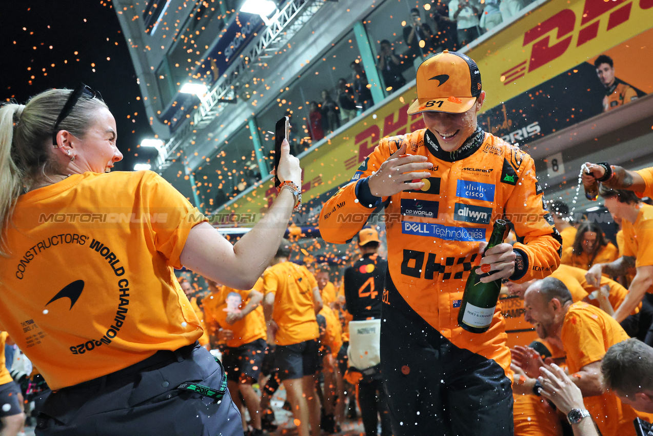 GP SINGAPORE, Oscar Piastri (AUS) McLaren celebrates winning the Constructors' Championship with the team.

05.10.2025. Formula 1 World Championship, Rd 18, Singapore Grand Prix, Marina Bay Street Circuit, Singapore, Gara Day.

- www.xpbimages.com, EMail: requests@xpbimages.com © Copyright: Charniaux / XPB Images