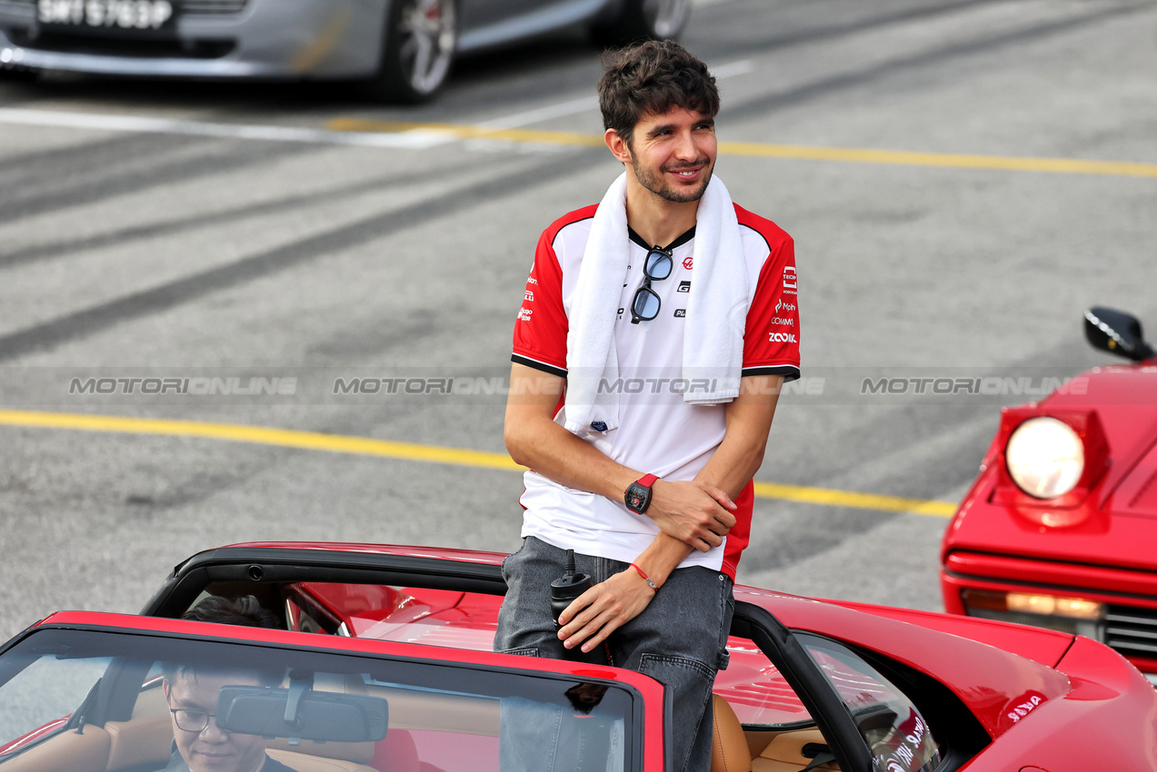 GP SINGAPORE, Esteban Ocon (FRA) Haas F1 Team on the drivers' parade.

05.10.2025. Formula 1 World Championship, Rd 18, Singapore Grand Prix, Marina Bay Street Circuit, Singapore, Gara Day.

- www.xpbimages.com, EMail: requests@xpbimages.com © Copyright: Moy / XPB Images