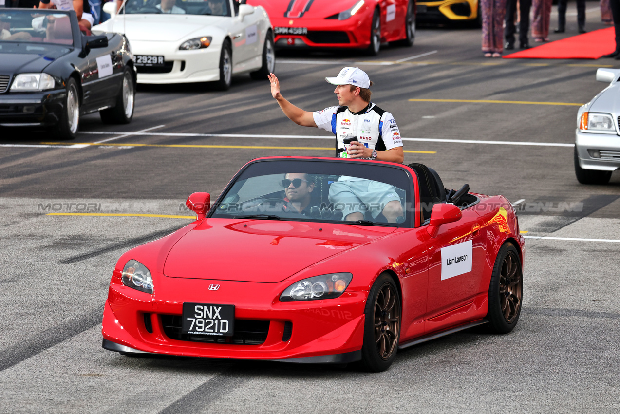 GP SINGAPORE, Liam Lawson (NZL) Racing Bulls on the drivers' parade.

05.10.2025. Formula 1 World Championship, Rd 18, Singapore Grand Prix, Marina Bay Street Circuit, Singapore, Gara Day.

- www.xpbimages.com, EMail: requests@xpbimages.com © Copyright: Moy / XPB Images