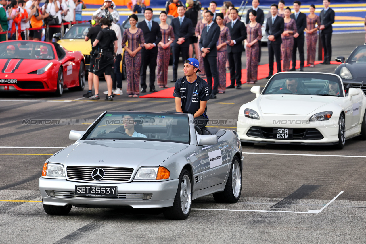 GP SINGAPORE, Alexander Albon (THA) Atlassian Williams Racing on the drivers' parade.

05.10.2025. Formula 1 World Championship, Rd 18, Singapore Grand Prix, Marina Bay Street Circuit, Singapore, Gara Day.

- www.xpbimages.com, EMail: requests@xpbimages.com © Copyright: Moy / XPB Images