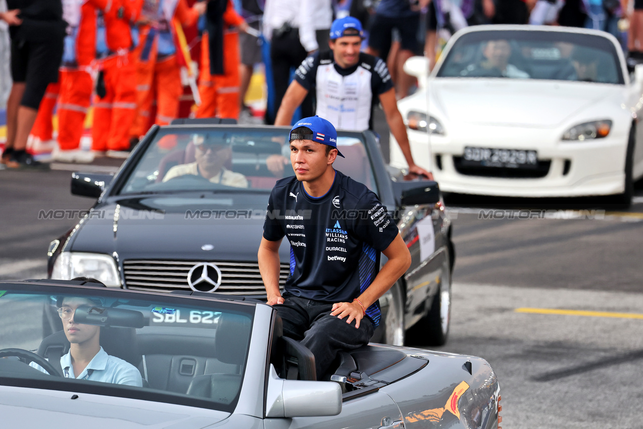 GP SINGAPORE, Alexander Albon (THA) Atlassian Williams Racing on the drivers' parade.

05.10.2025. Formula 1 World Championship, Rd 18, Singapore Grand Prix, Marina Bay Street Circuit, Singapore, Gara Day.

- www.xpbimages.com, EMail: requests@xpbimages.com © Copyright: Moy / XPB Images