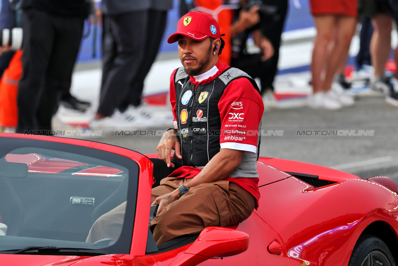 GP SINGAPORE, Lewis Hamilton (GBR) Ferrari on the drivers' parade.

05.10.2025. Formula 1 World Championship, Rd 18, Singapore Grand Prix, Marina Bay Street Circuit, Singapore, Gara Day.

- www.xpbimages.com, EMail: requests@xpbimages.com © Copyright: Moy / XPB Images