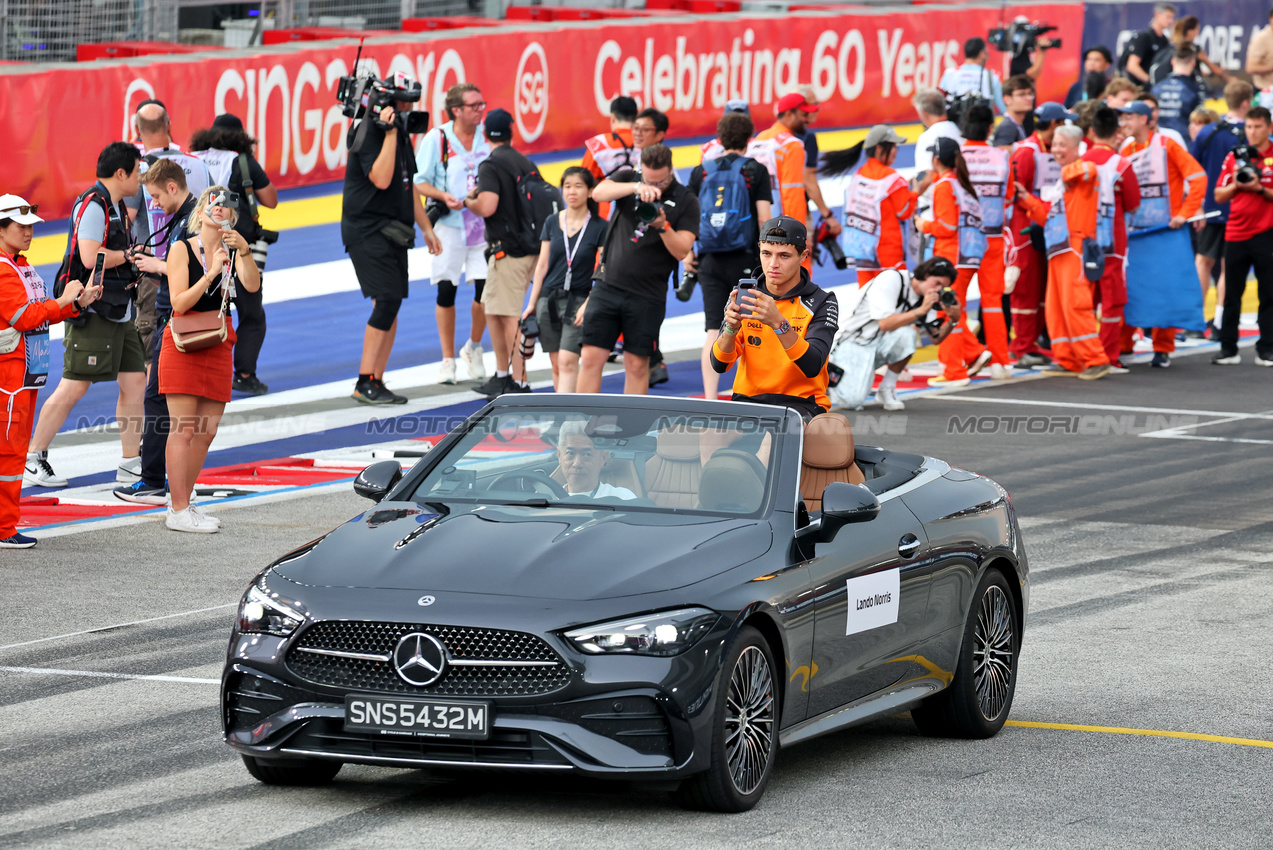 GP SINGAPORE, Lando Norris (GBR) McLaren on the drivers' parade.

05.10.2025. Formula 1 World Championship, Rd 18, Singapore Grand Prix, Marina Bay Street Circuit, Singapore, Gara Day.

- www.xpbimages.com, EMail: requests@xpbimages.com © Copyright: Moy / XPB Images