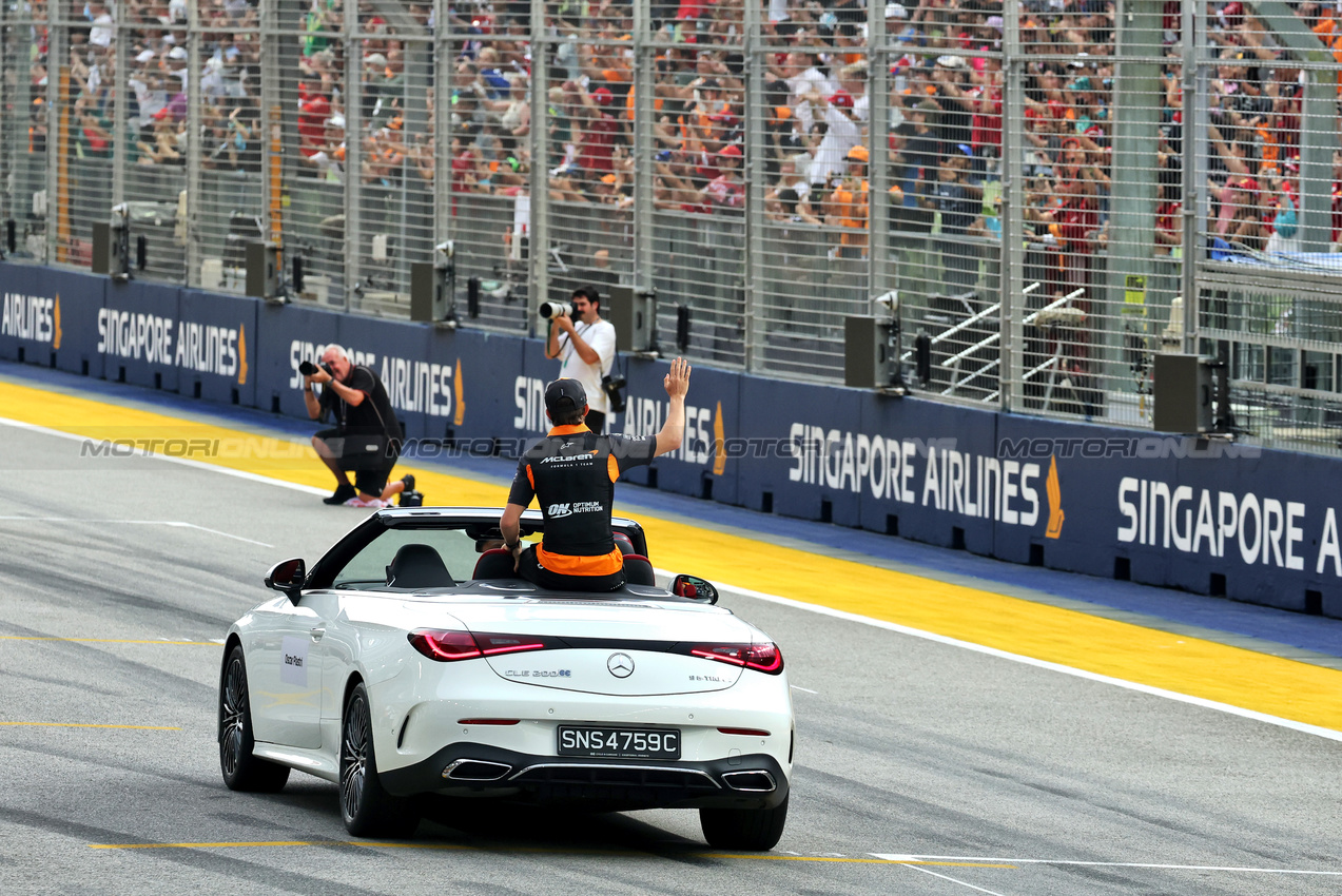 GP SINGAPORE, Oscar Piastri (AUS) McLaren on the drivers' parade.

05.10.2025. Formula 1 World Championship, Rd 18, Singapore Grand Prix, Marina Bay Street Circuit, Singapore, Gara Day.

- www.xpbimages.com, EMail: requests@xpbimages.com © Copyright: Moy / XPB Images