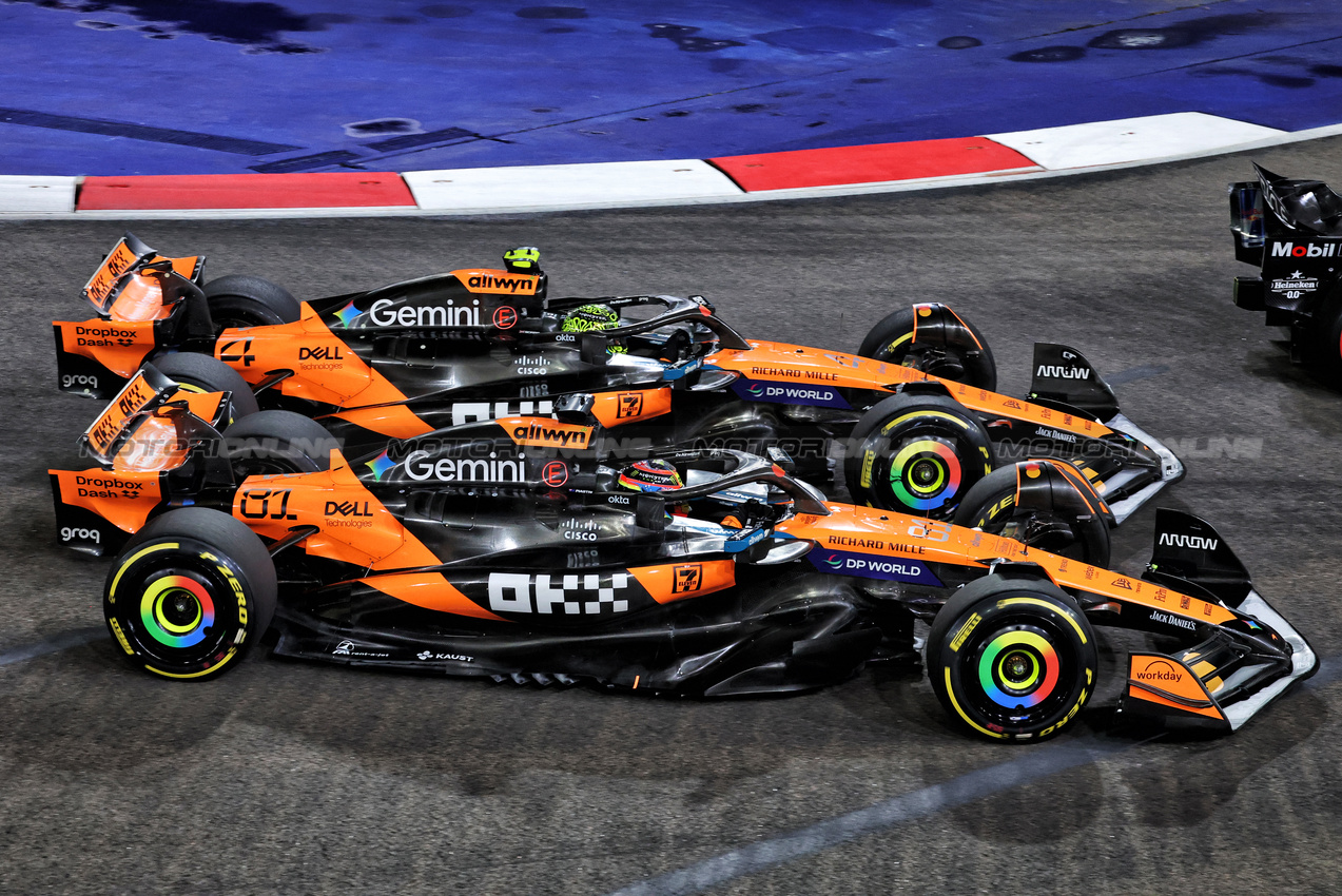 GP SINGAPORE, Oscar Piastri (AUS) McLaren MCL39 e Lando Norris (GBR) McLaren MCL39 battle for position at the partenza of the race.

05.10.2025. Formula 1 World Championship, Rd 18, Singapore Grand Prix, Marina Bay Street Circuit, Singapore, Gara Day.

- www.xpbimages.com, EMail: requests@xpbimages.com © Copyright: Moy / XPB Images