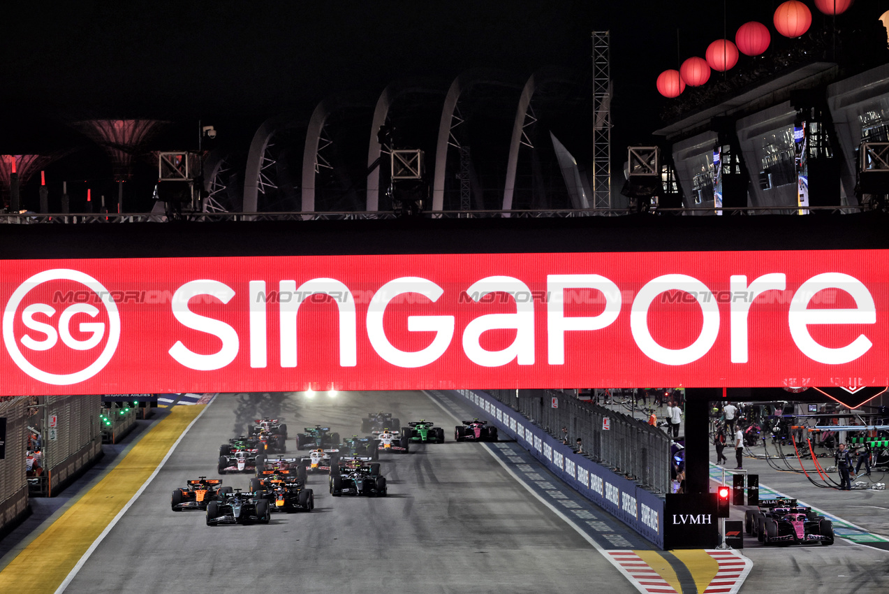 GP SINGAPORE, George Russell (GBR) Mercedes AMG F1 W16 davanti a at the partenza of the race.

05.10.2025. Formula 1 World Championship, Rd 18, Singapore Grand Prix, Marina Bay Street Circuit, Singapore, Gara Day.

- www.xpbimages.com, EMail: requests@xpbimages.com © Copyright: Batchelor / XPB Images