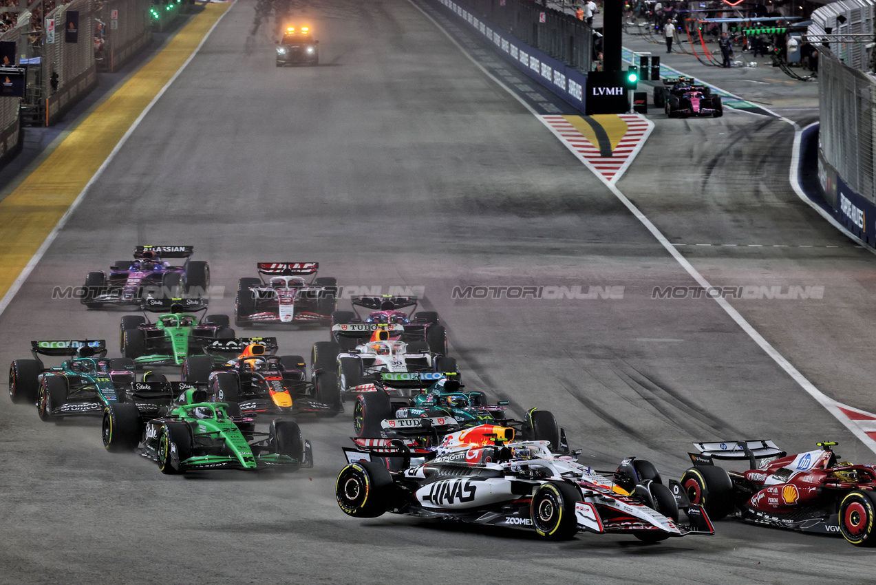 GP SINGAPORE, Isack Hadjar (FRA) Racing Bulls VCARB 02 e Oliver Bearman (GBR) Haas VF-25 make contact at the partenza of the race.

05.10.2025. Formula 1 World Championship, Rd 18, Singapore Grand Prix, Marina Bay Street Circuit, Singapore, Gara Day.

- www.xpbimages.com, EMail: requests@xpbimages.com © Copyright: Batchelor / XPB Images