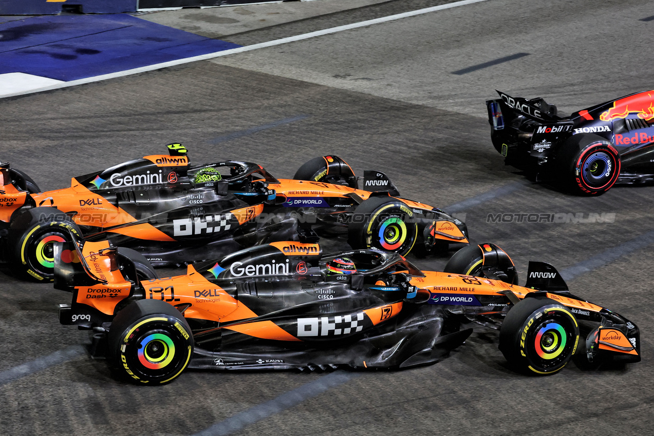 GP SINGAPORE, Oscar Piastri (AUS) McLaren MCL39 e Lando Norris (GBR) McLaren MCL39 battle for position at the partenza of the race.

05.10.2025. Formula 1 World Championship, Rd 18, Singapore Grand Prix, Marina Bay Street Circuit, Singapore, Gara Day.

- www.xpbimages.com, EMail: requests@xpbimages.com © Copyright: Moy / XPB Images