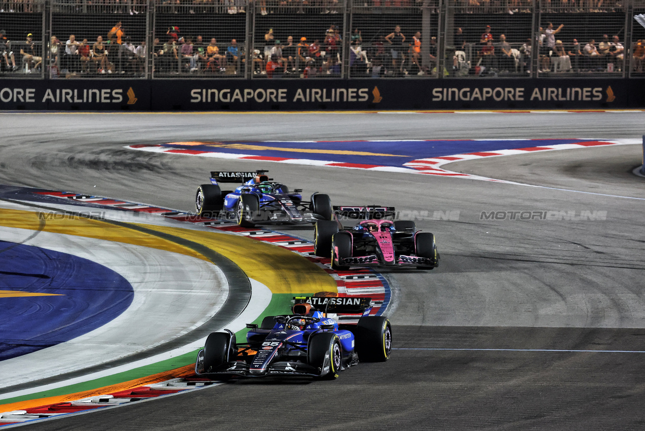 GP SINGAPORE, Carlos Sainz (ESP) Atlassian Williams Racing FW47.

05.10.2025. Formula 1 World Championship, Rd 18, Singapore Grand Prix, Marina Bay Street Circuit, Singapore, Gara Day.

- www.xpbimages.com, EMail: requests@xpbimages.com © Copyright: Moy / XPB Images