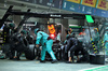 GP SINGAPORE, George Russell (GBR) Mercedes AMG F1 W16 makes a pit stop.

05.10.2025. Formula 1 World Championship, Rd 18, Singapore Grand Prix, Marina Bay Street Circuit, Singapore, Gara Day.

- www.xpbimages.com, EMail: requests@xpbimages.com © Copyright: Batchelor / XPB Images