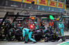 GP SINGAPORE, Andrea Kimi Antonelli (ITA) Mercedes AMG F1 W16 makes a pit stop.

05.10.2025. Formula 1 World Championship, Rd 18, Singapore Grand Prix, Marina Bay Street Circuit, Singapore, Gara Day.

- www.xpbimages.com, EMail: requests@xpbimages.com © Copyright: Batchelor / XPB Images